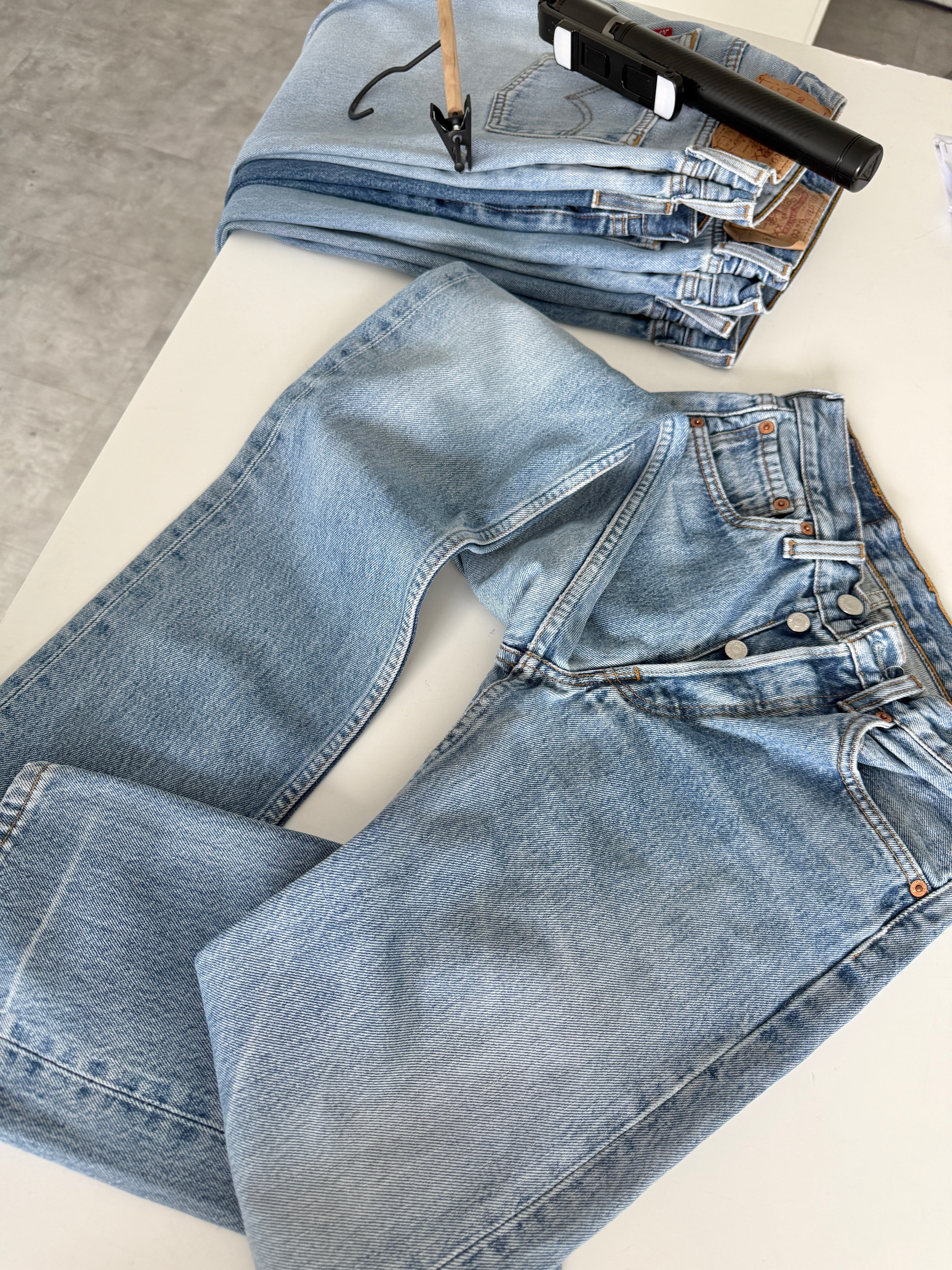 W25 L31 vintage Levis 501 24-25” measured medium light blue faded denim 90s 501s