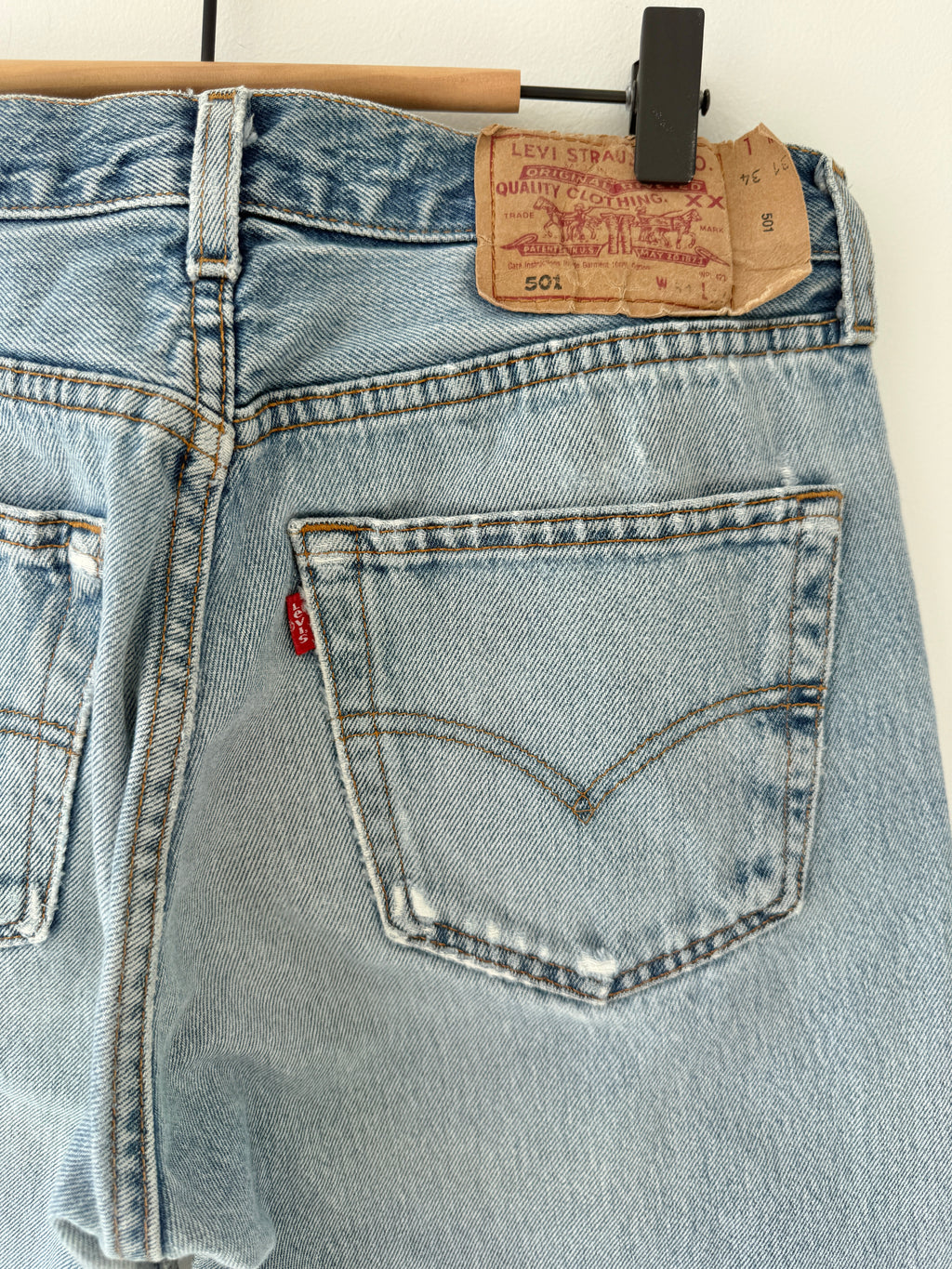 W28 L33 vintage Levis 501 28” measured waist light blue 90s 501s