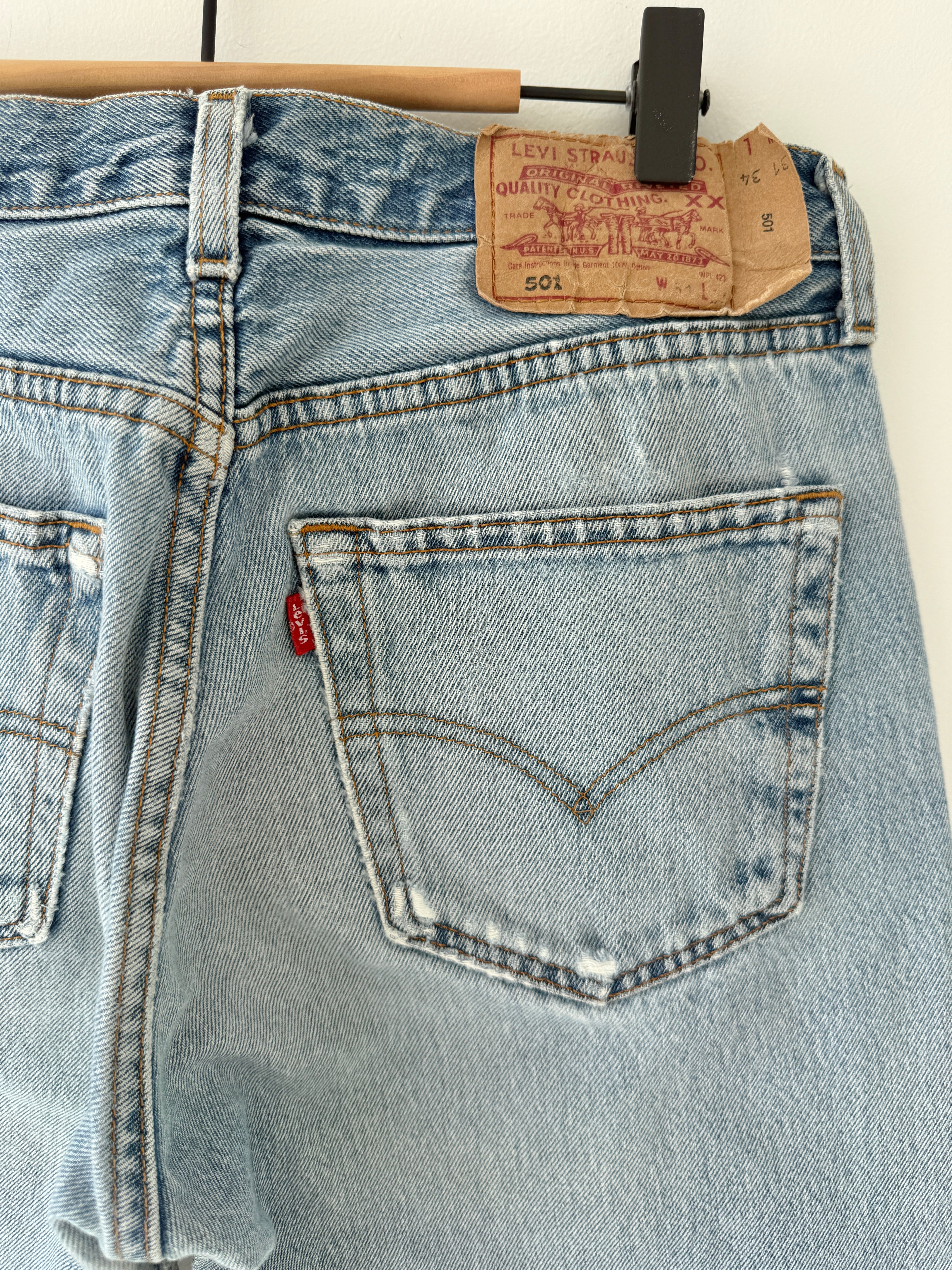 W28 L33 vintage Levis 501 28” measured waist light blue 90s 501s