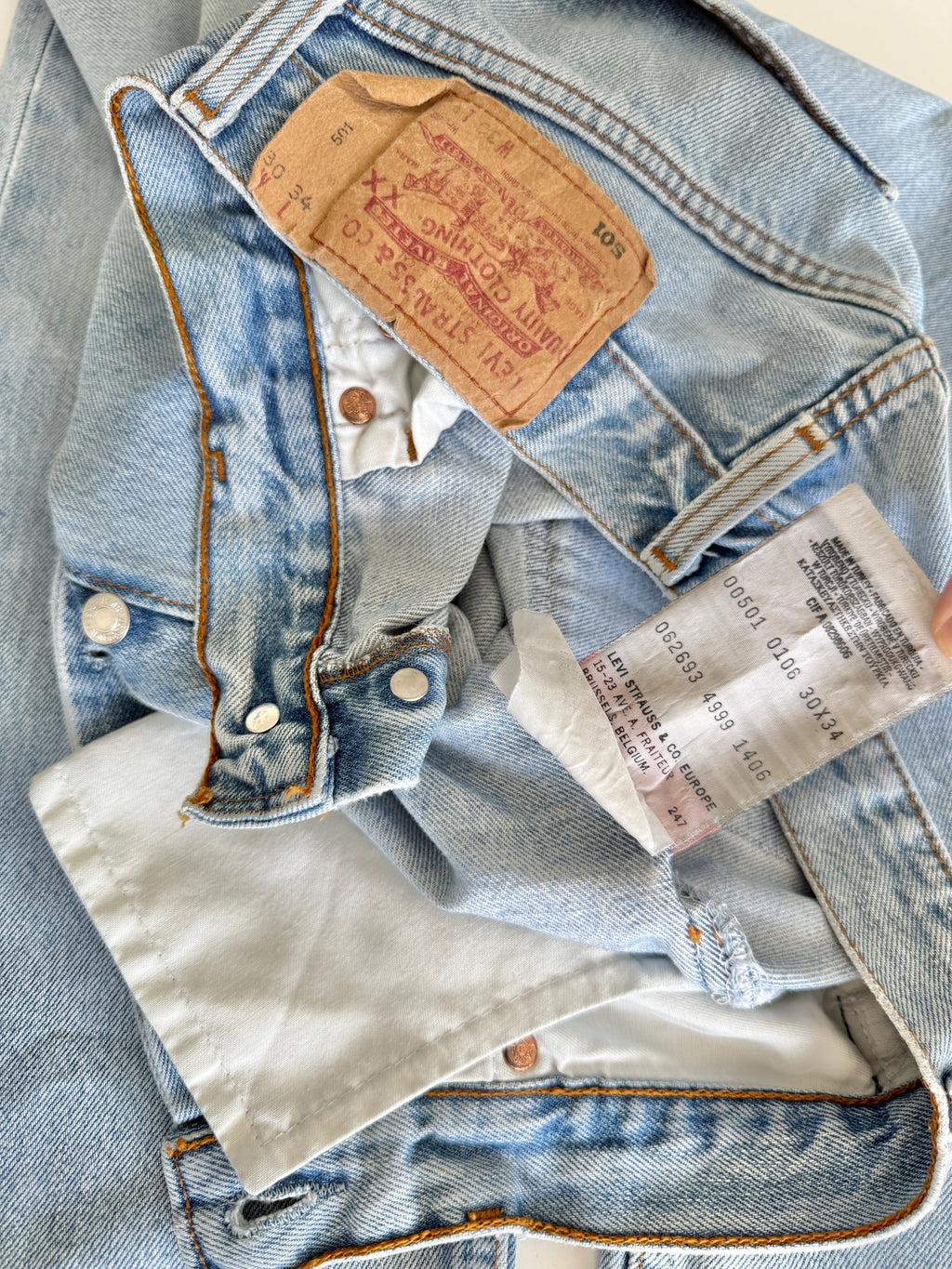 W28 L33 vintage Levis 501 27-28” measured light faded blue made in 90s