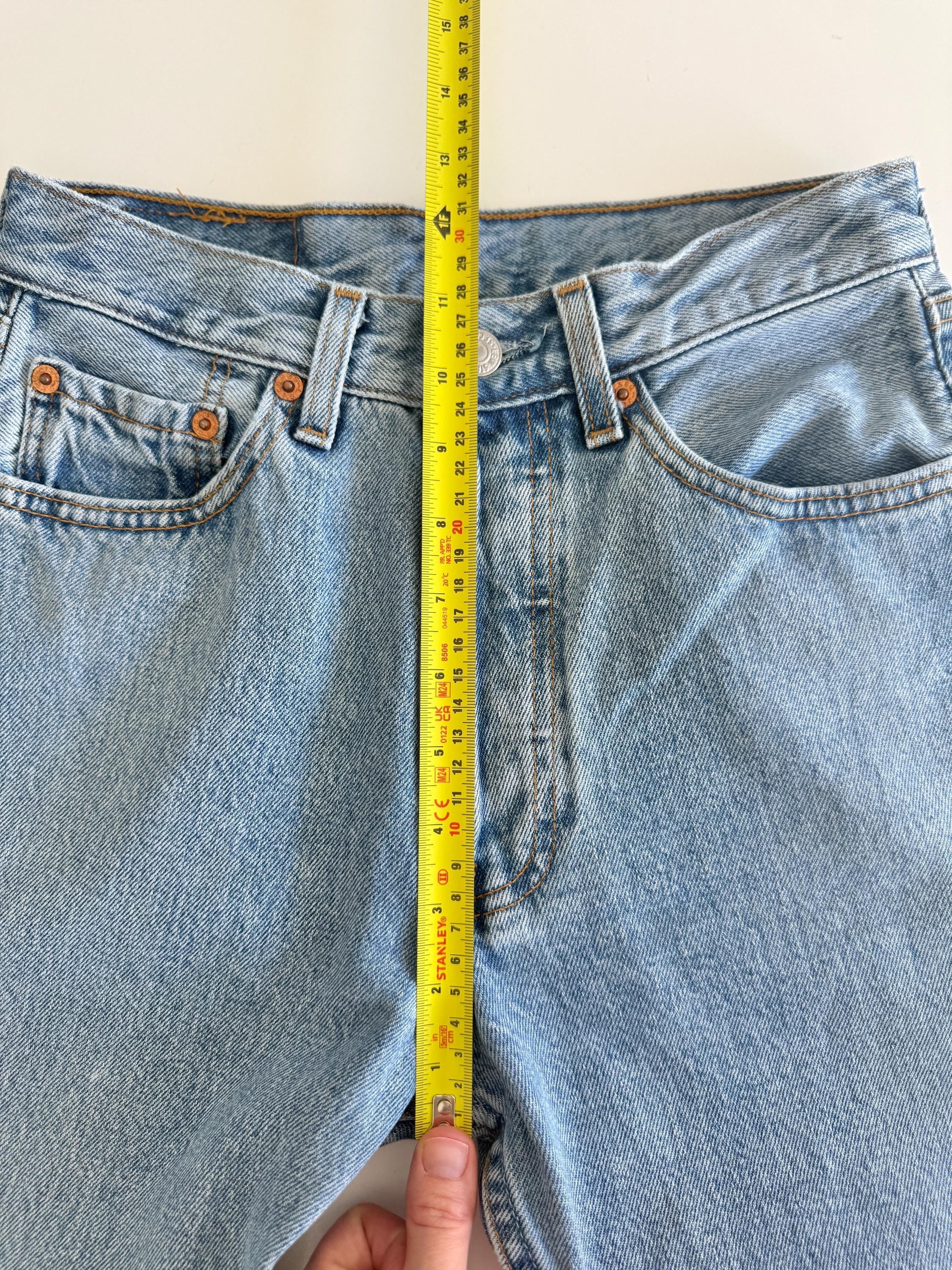 W25 L30 vintage Levis 501 25” measured waist medium blue made in 90s