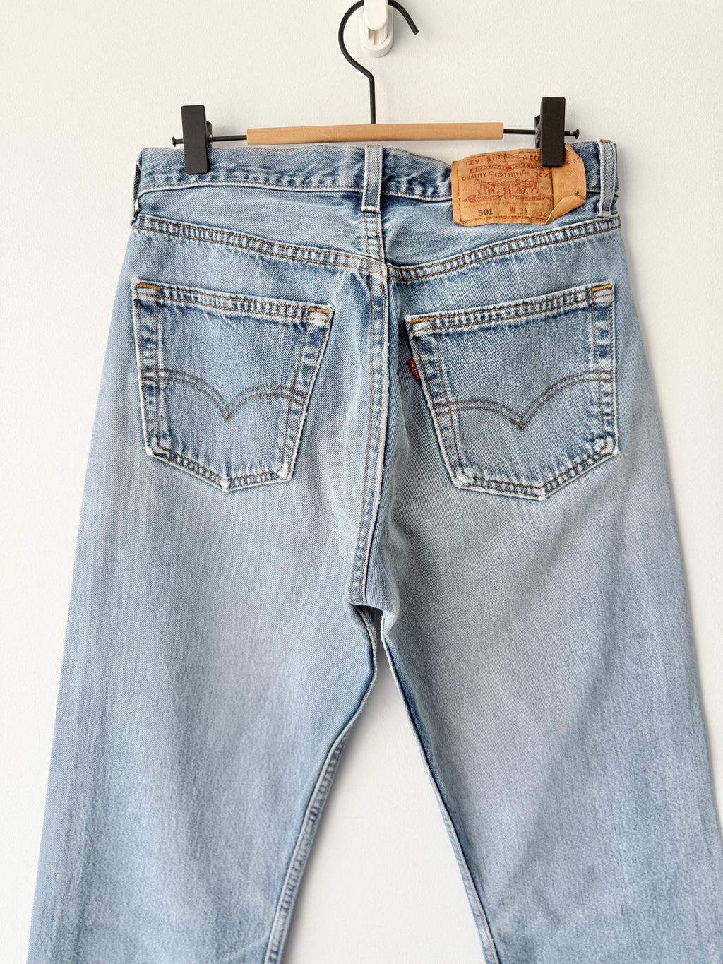 W29 L31 vintage Levis 501 28-29” measured waist faded medium blue made in USA 90s