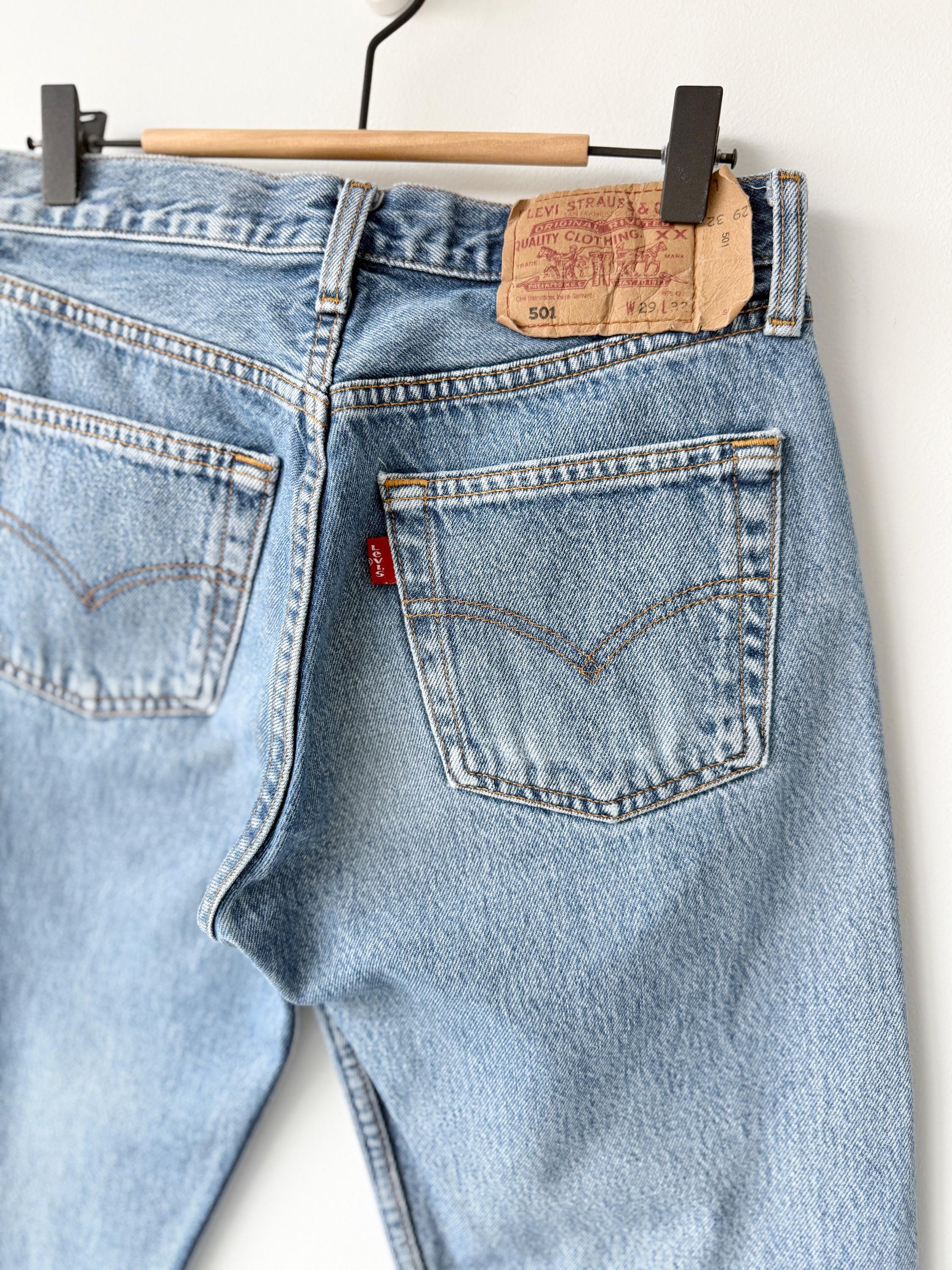 W27 L31 vintage Levis 501 26-27” measured medium blue fade made in y2k