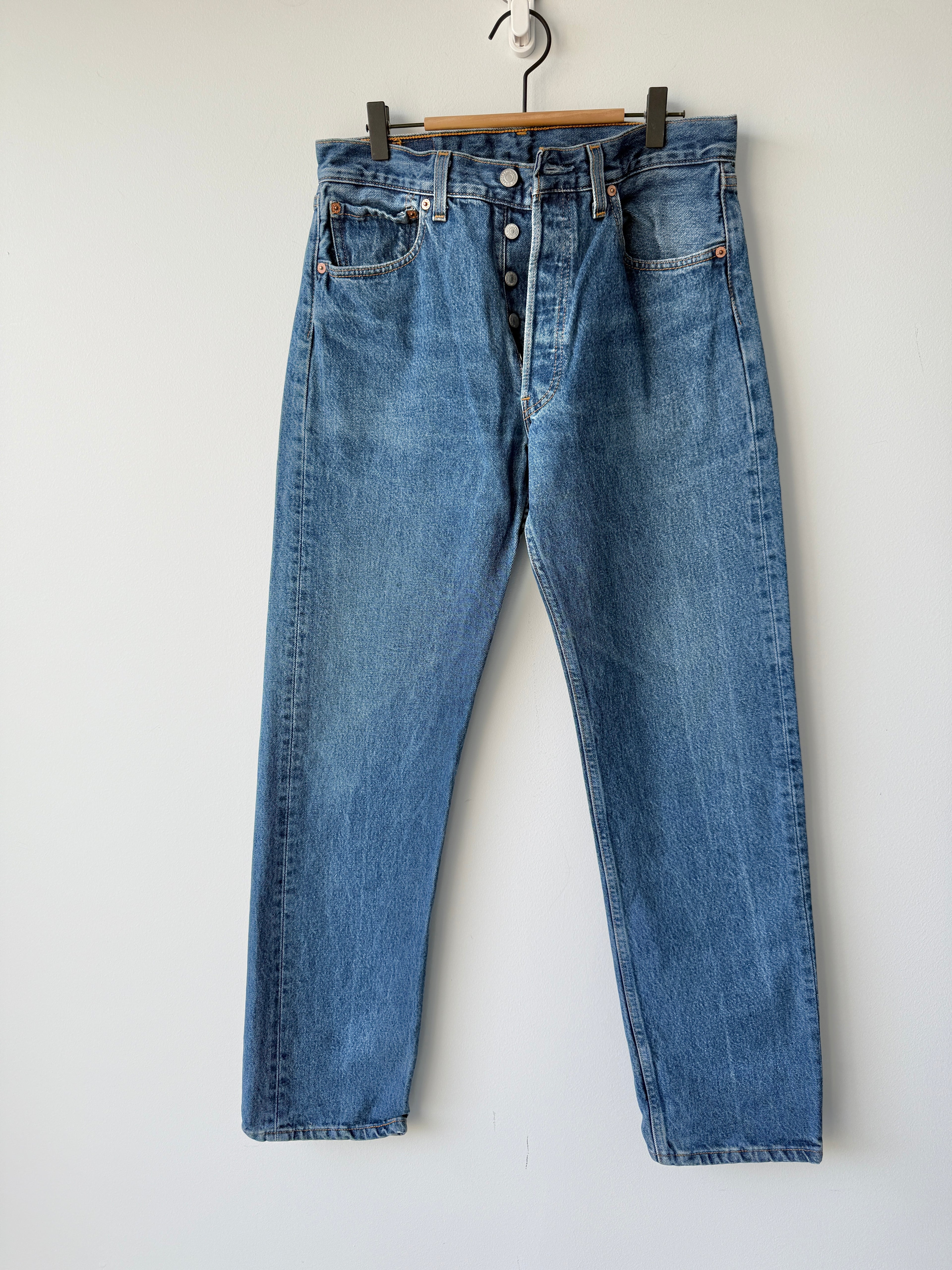 W31 L31 vintage Levis 501 30-31” measured dark blue made in 90s USA