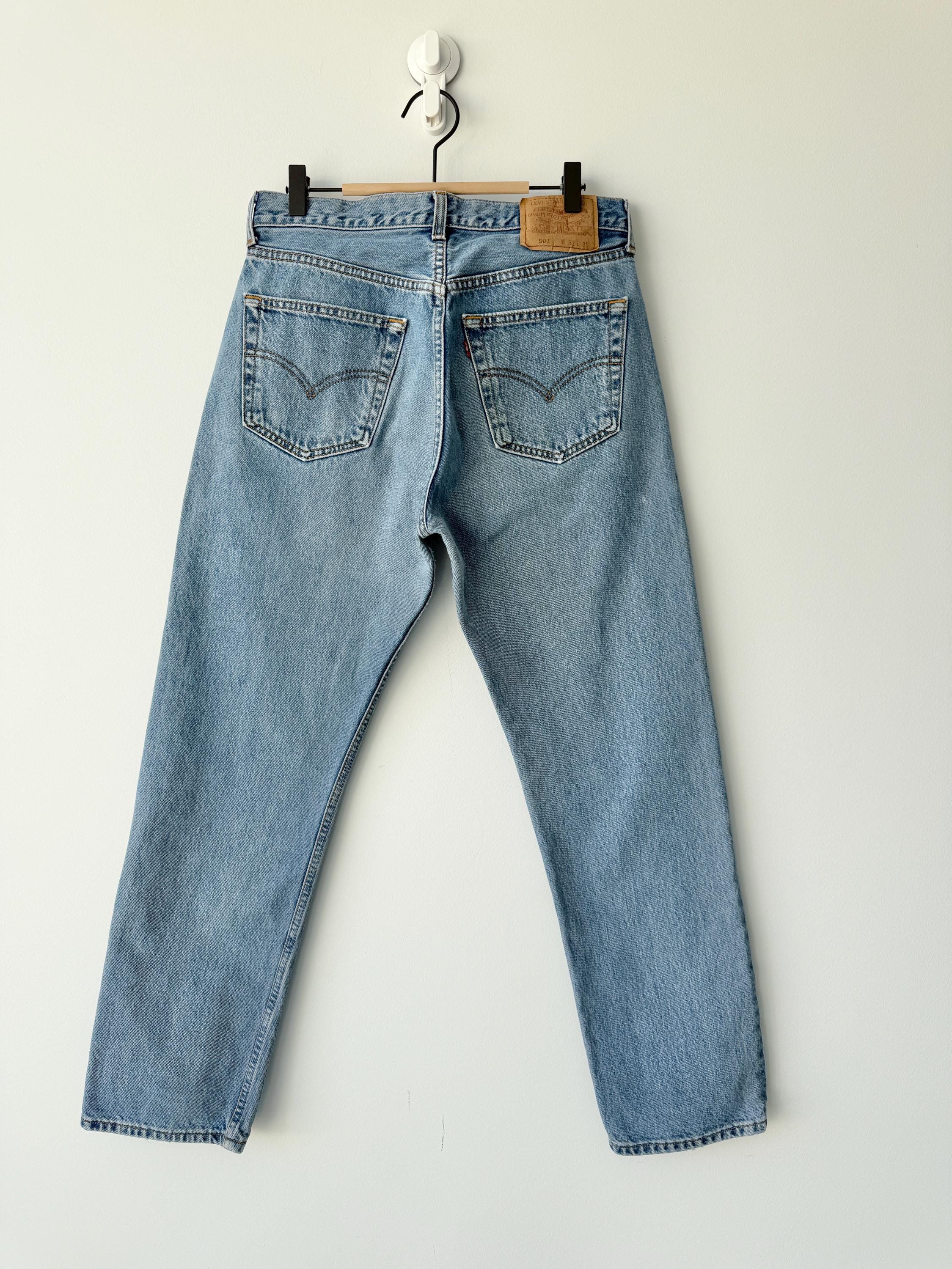 w30 L29 Levis 501 vintage 29-30” waistmedium blue 501s made in Canada for women 90s straight leg jeans 501