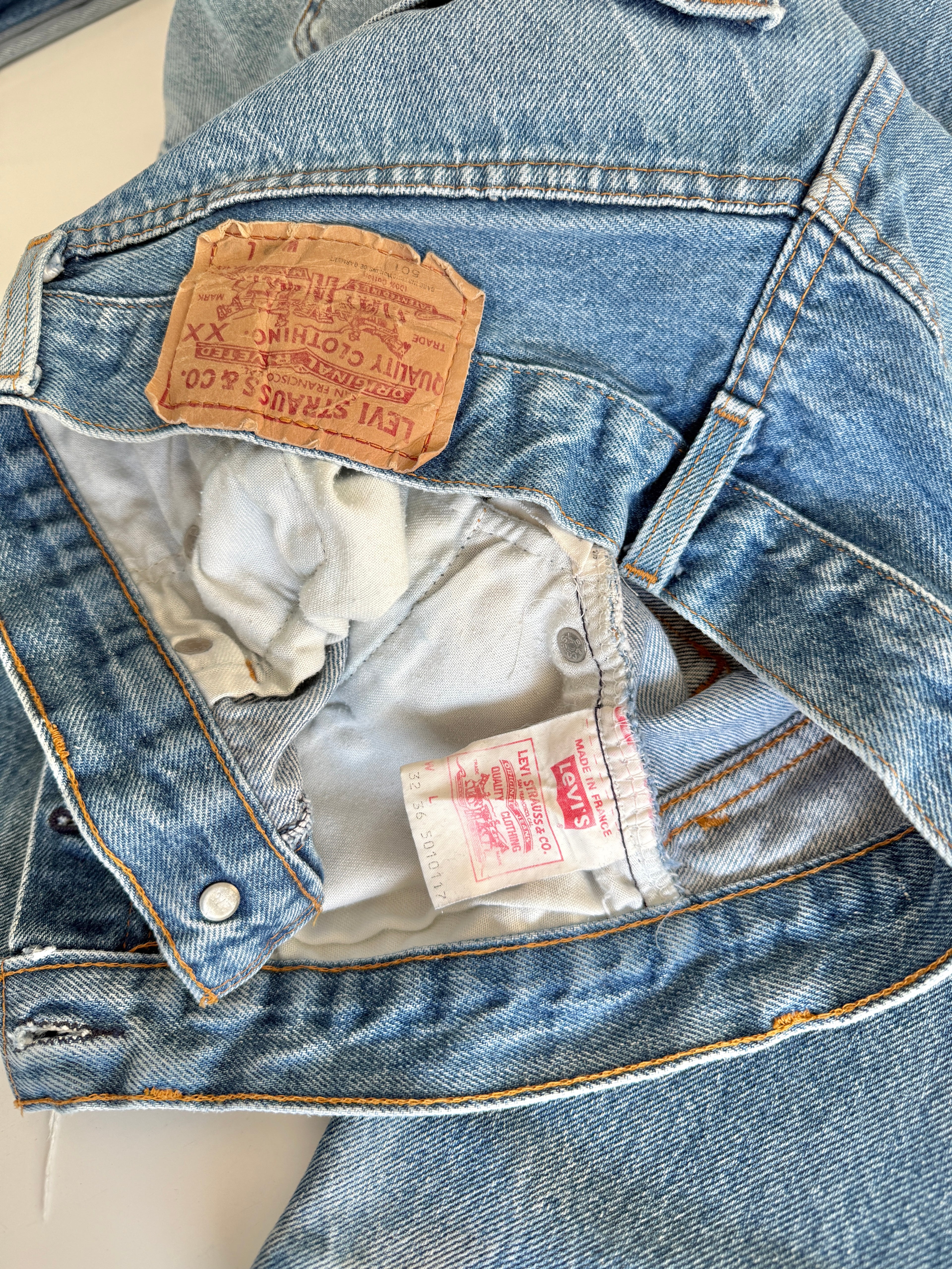 W29 L31 vintage Levis 501 28-29” measured medium faded blue made in 80s