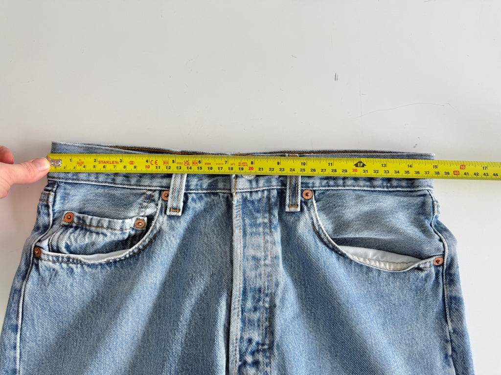 W29 L34 vintage Levis 501 29” measured medium light blue faded 90s denim Levi’s 501s USA