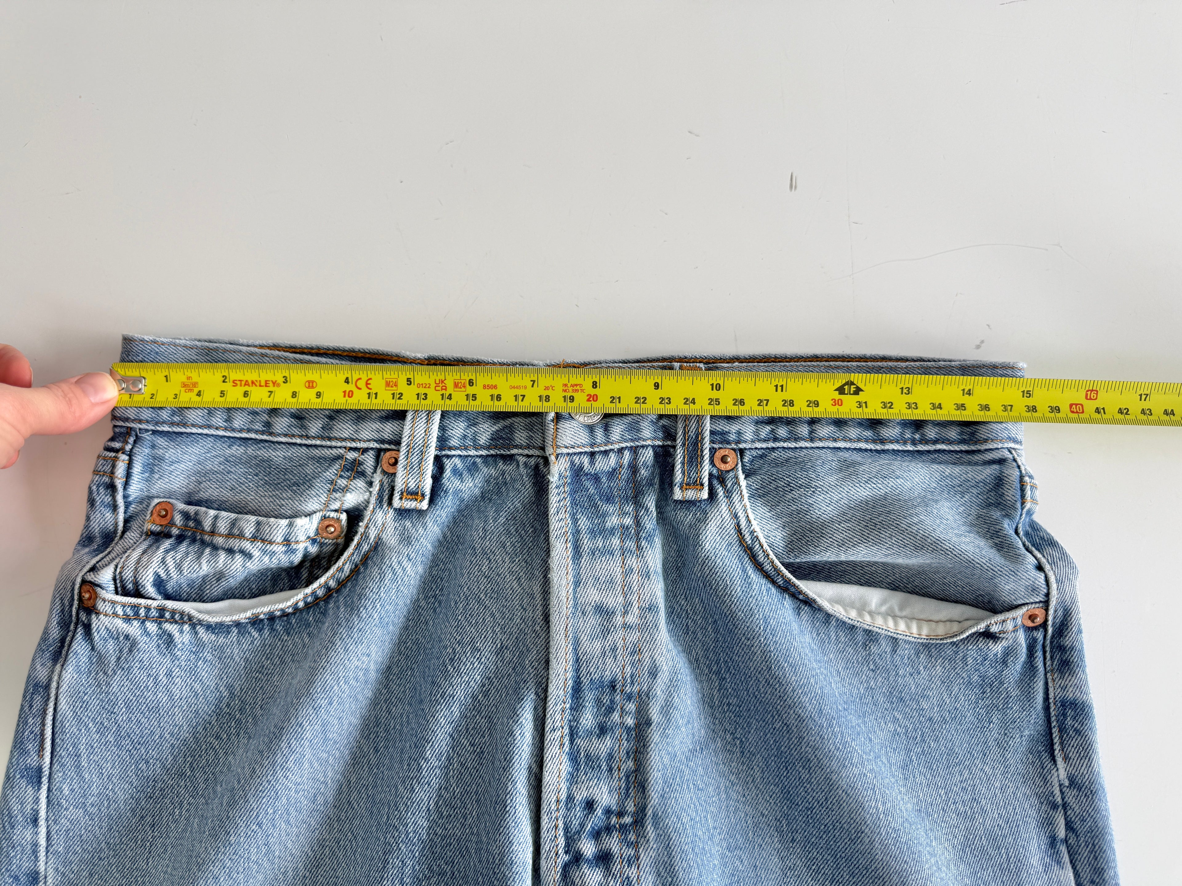 W29 L34 vintage Levis 501 29” measured medium light blue faded 90s denim Levi’s 501s USA