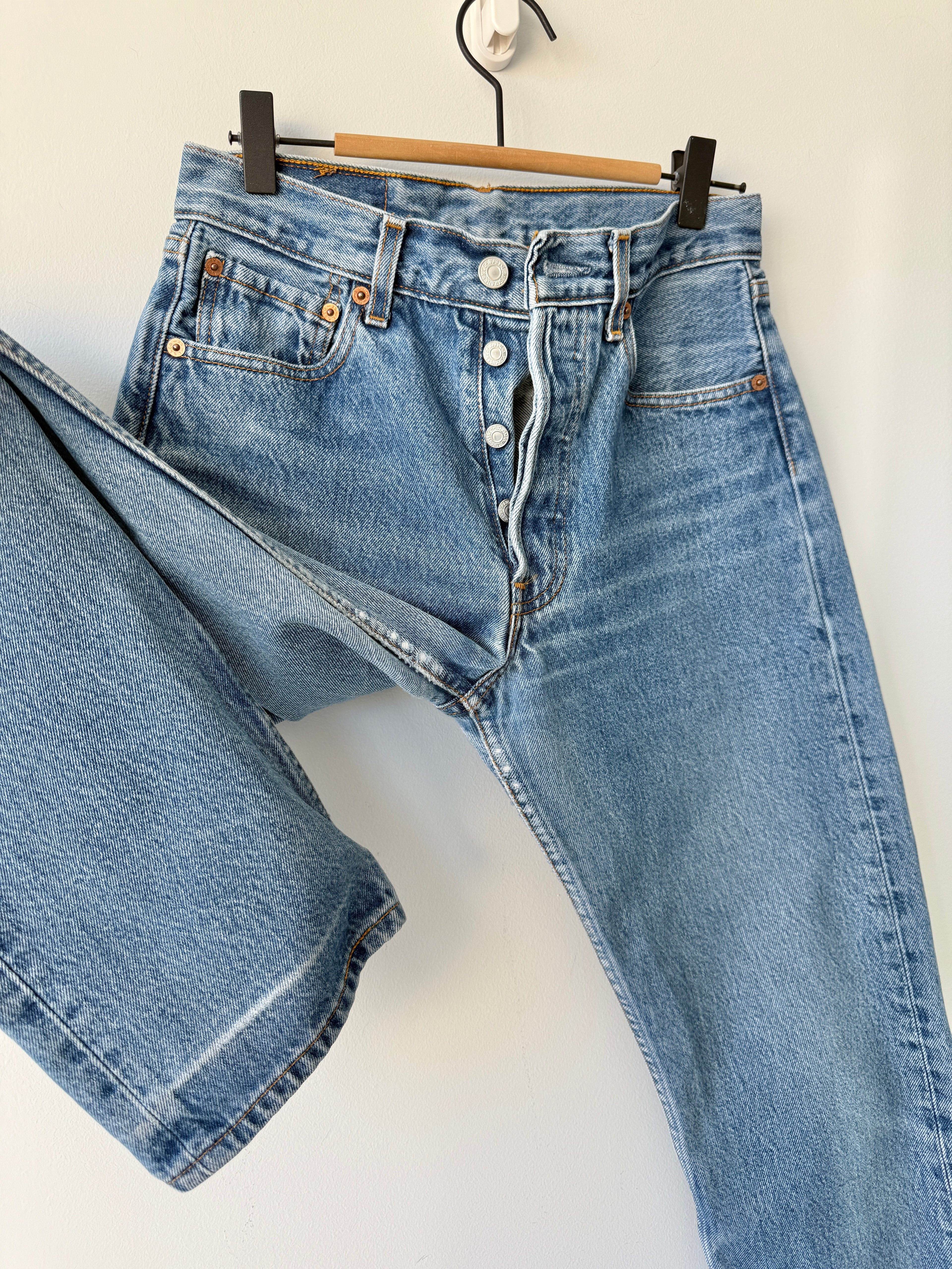 W26 L30 vintage Levis 501 25-26” medium blue 90s Levi’s 501s