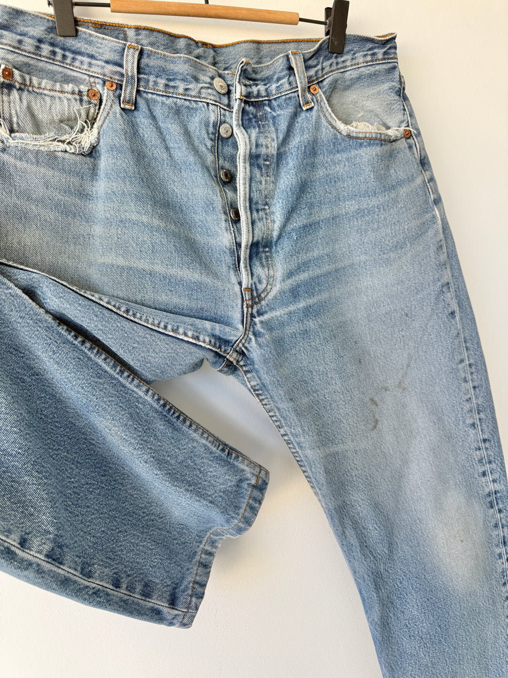 W33 L28 vintage Levis 501 32-33” measured medium faded blue denim Y2K wallet mark well worn in denim