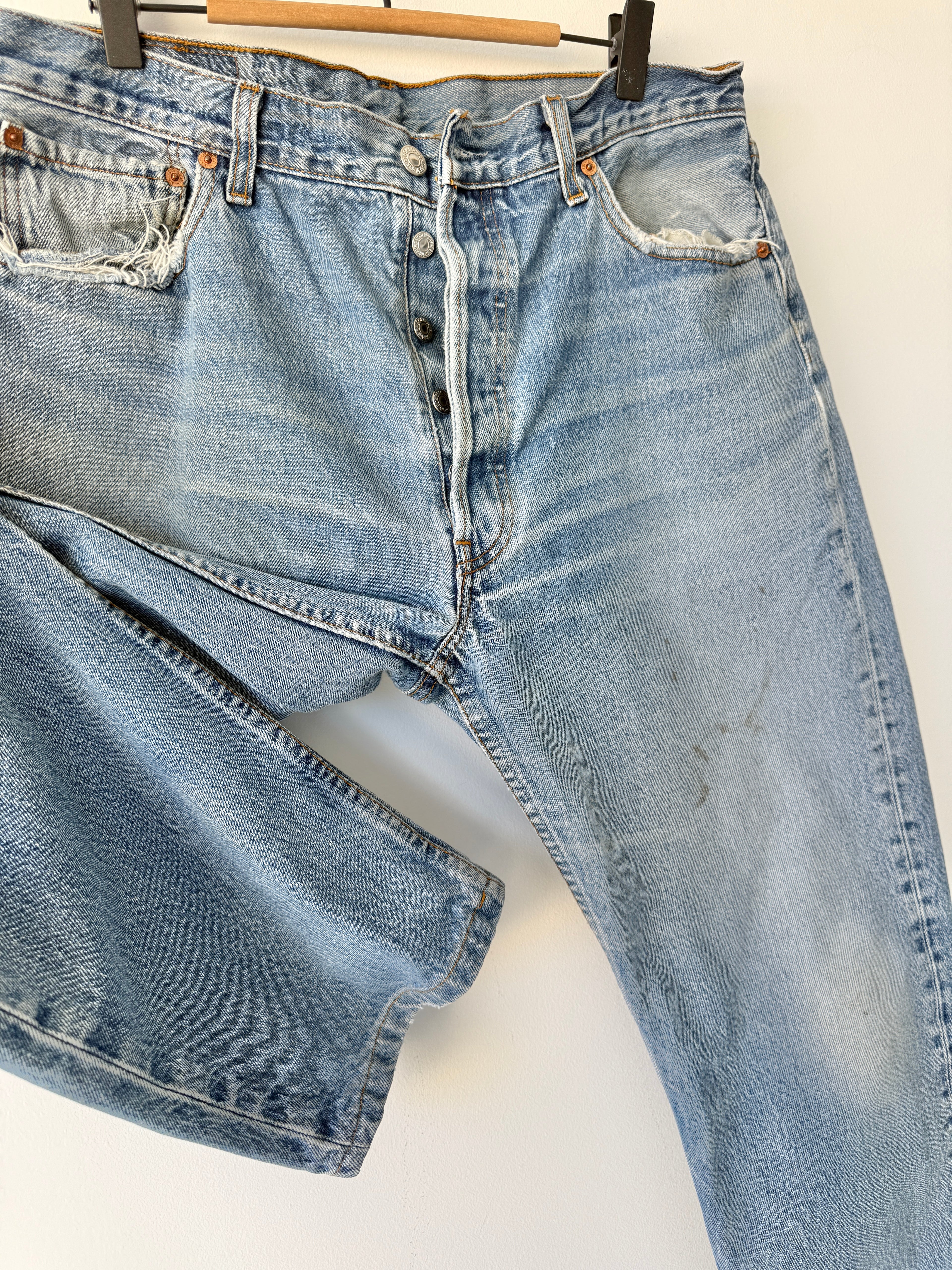 W33 L28 vintage Levis 501 32-33” measured medium faded blue denim Y2K wallet mark well worn in denim