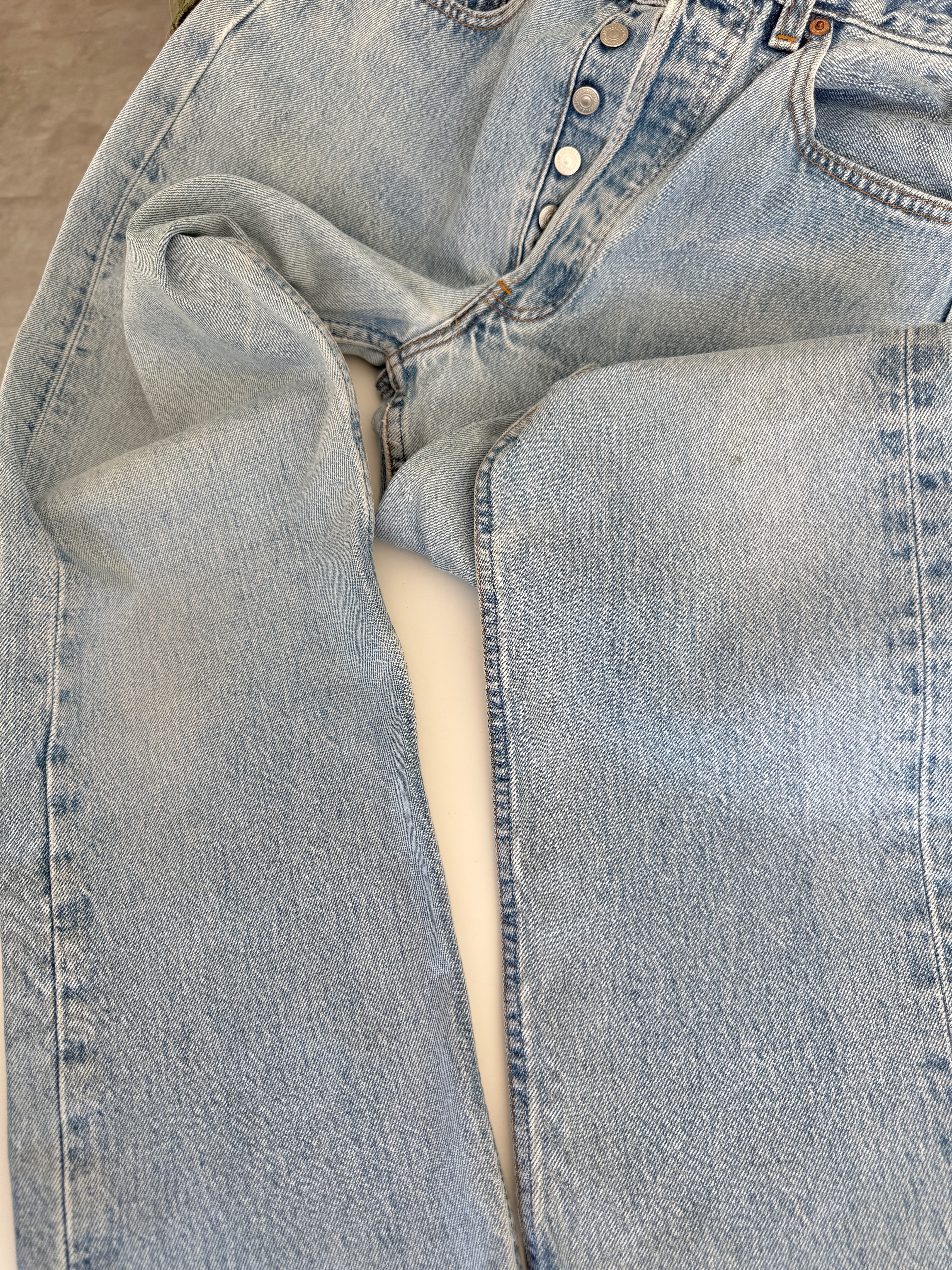 W29 L31 vintage Levis 501 29” measured waist light faded blue USA 90s 501s