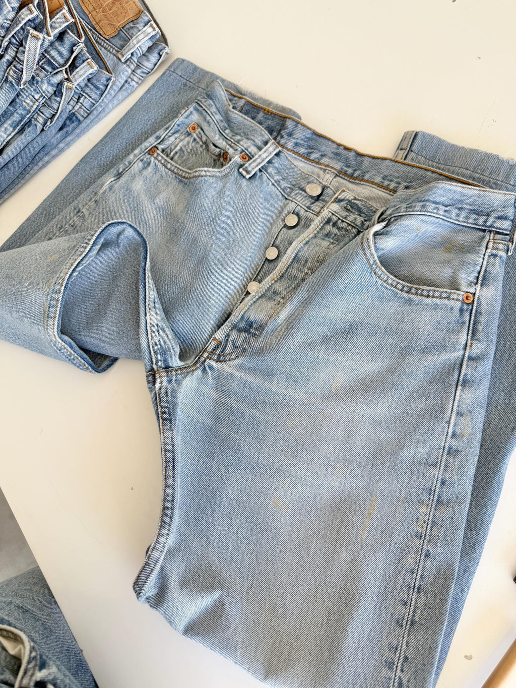 W30 L29 Levis 501 vintage 29-30” measured waist medium light blue worn out marks y2k made in Hungary wallet mark