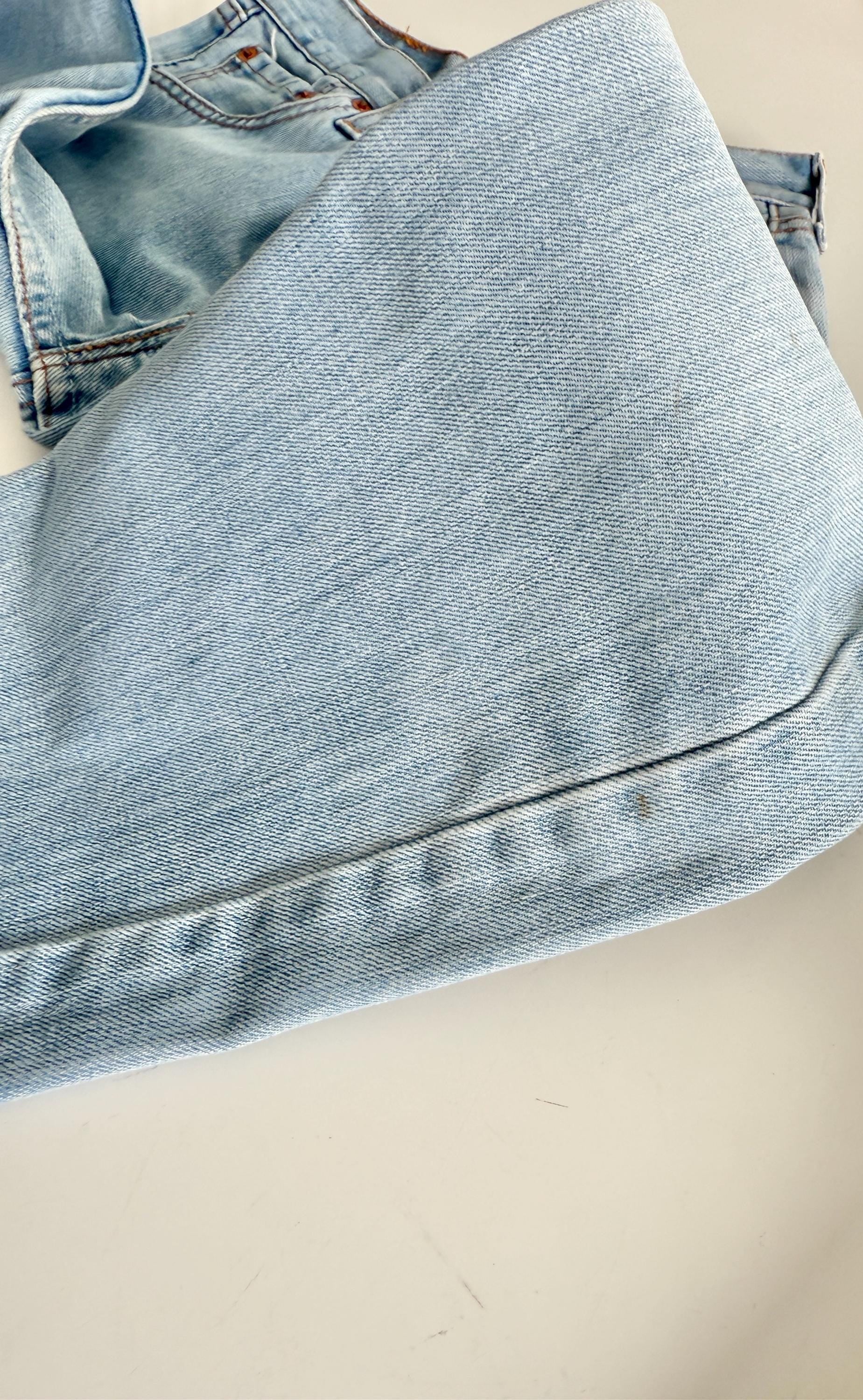 W24 L30 Levis 501 vintage 23-24” measured waist light blue made in y2k