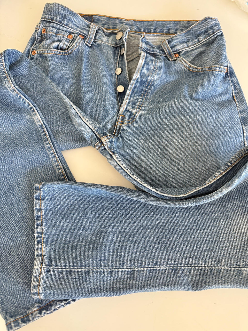 W27 L29 vintage Levis 501 26-27” measured waist medium blue denim made in Y2K