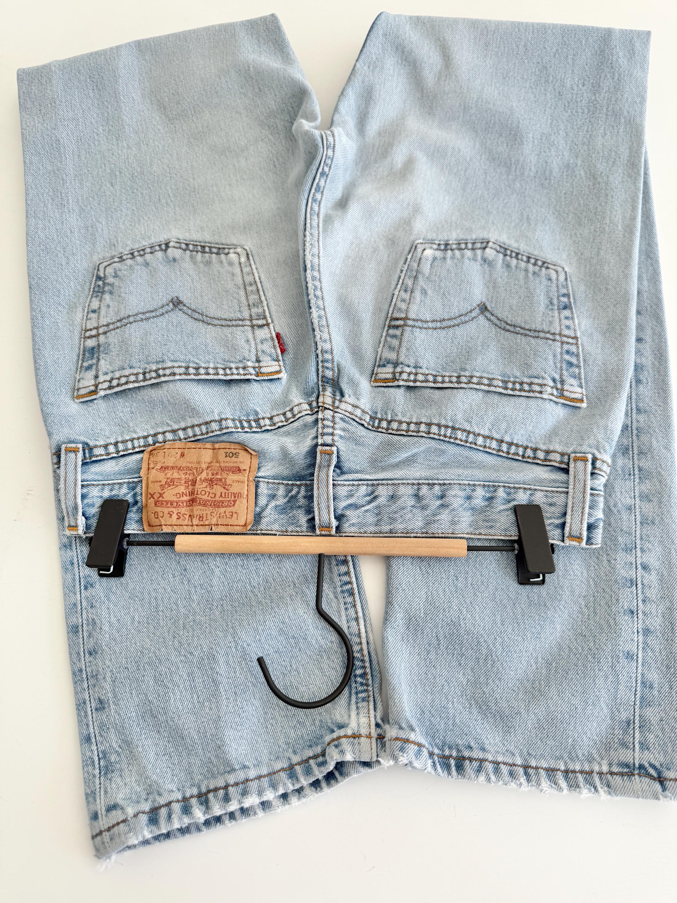 W27 L33 Levis 501 vintage 26-27” measured waist faded light blue made in 90s