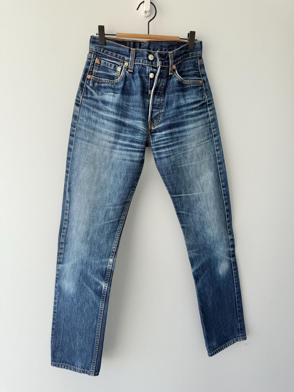 W26 L32 Levis 501 vintage 25-26” measured waist dark blue whiskers faded made in y2k