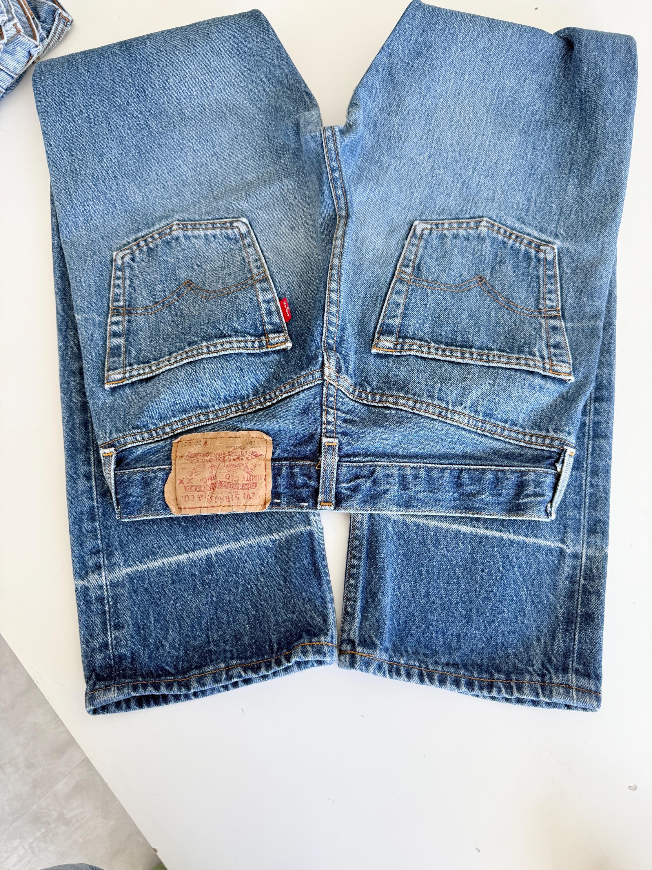 w27 L32 Levis 501 vintage 26-27” waist raw blue faded 501s made in France 80s straight leg jeans 501