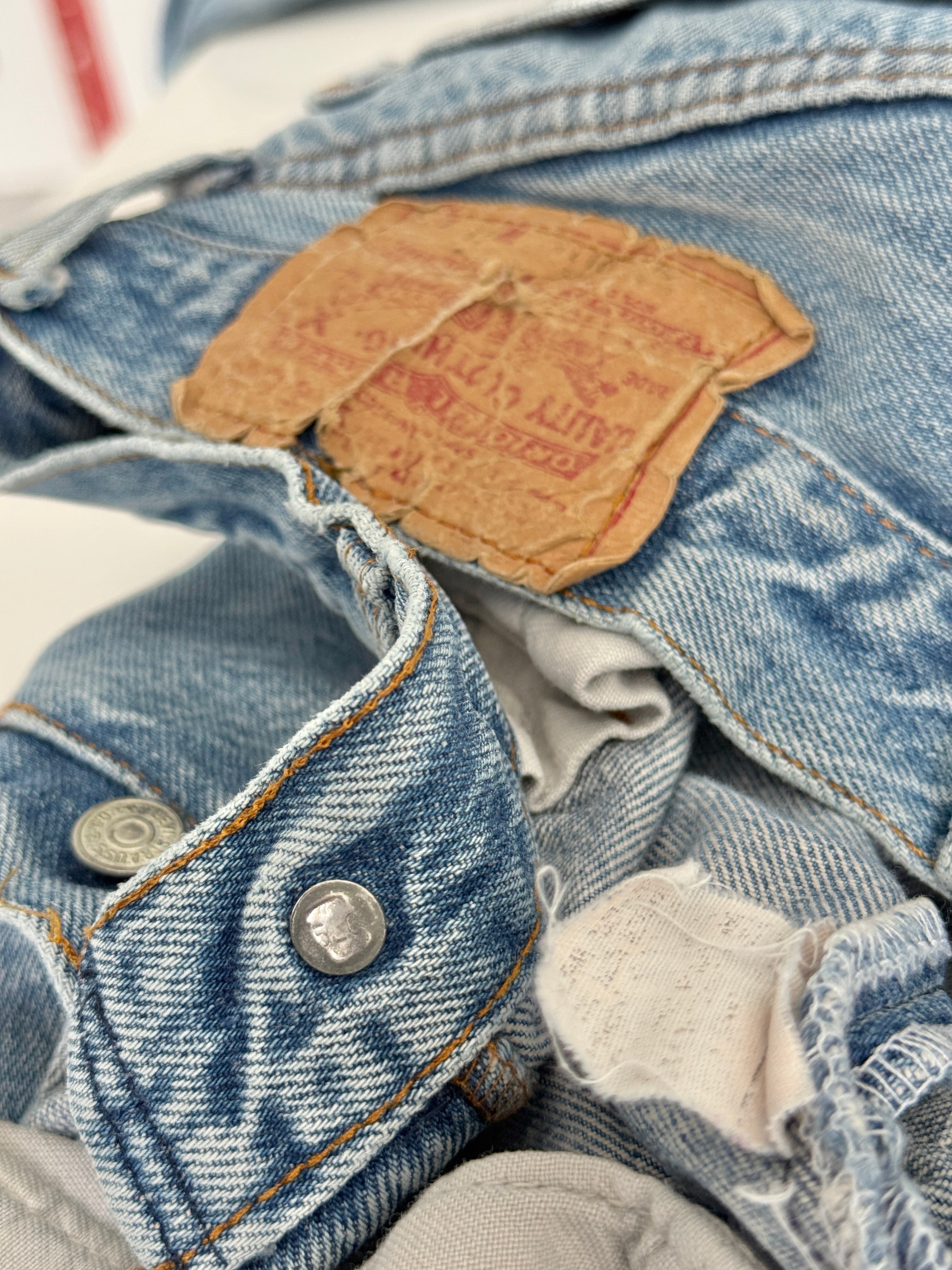 W28 L35 vintage Levis 501 27/28” measured medium light faded blue denim 80s Levi’s 501s