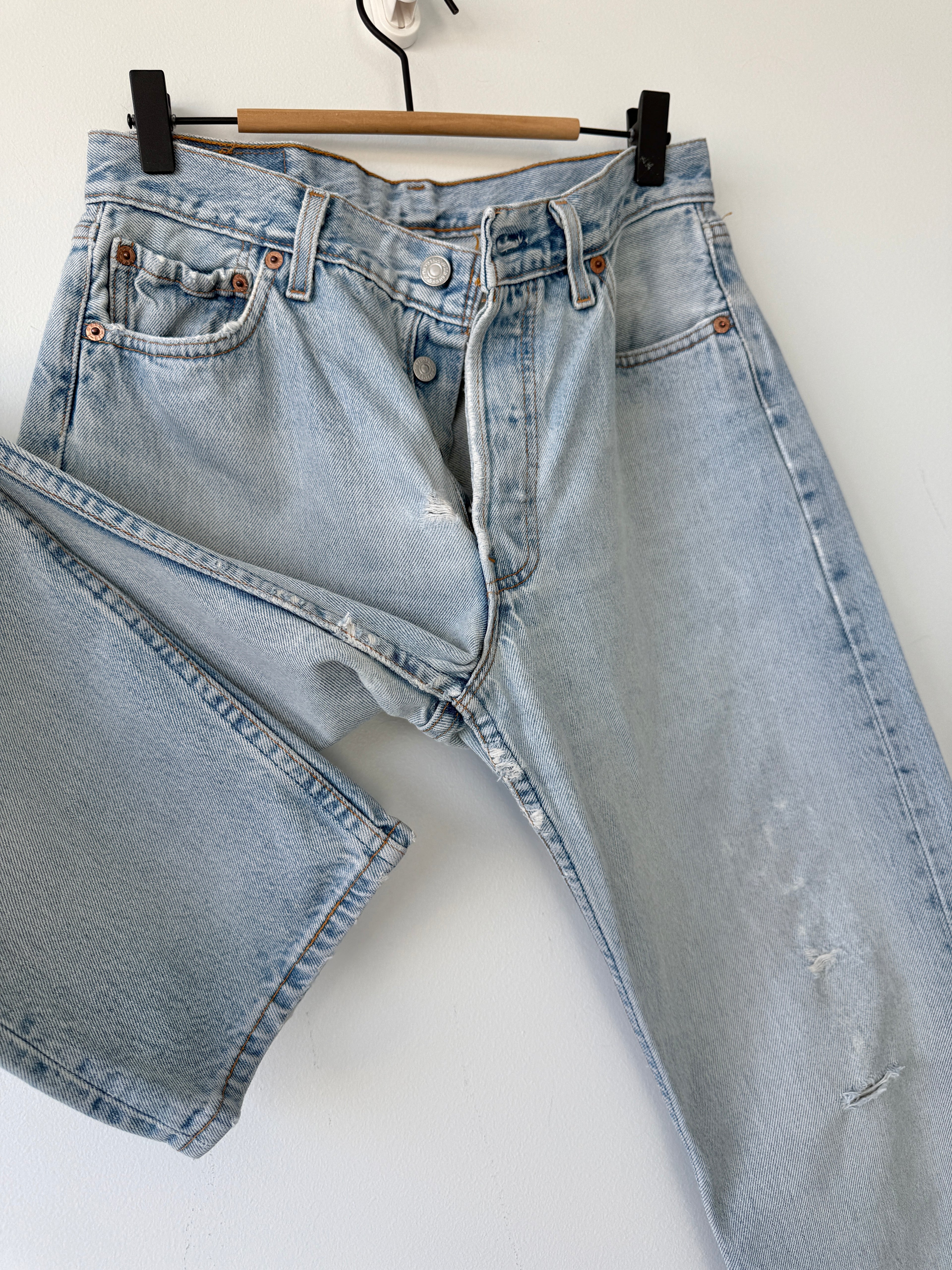 Distressed W28 L29 vintage Levis 501 27/28” measured light faded blue denim 90’s 501s USA student fit