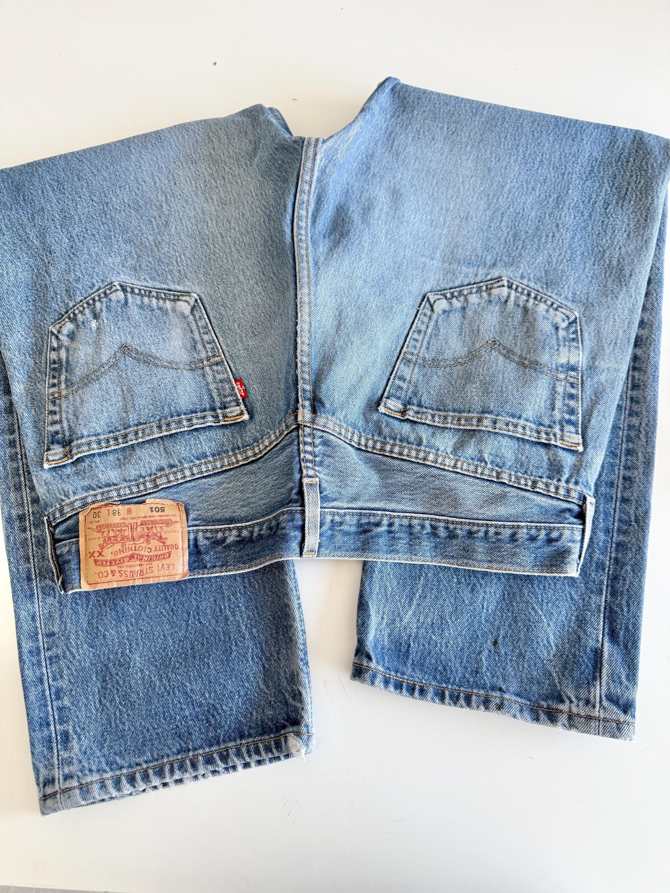 W36 L27 Levis 501 vintage 35-36” measured waist made in Y2K