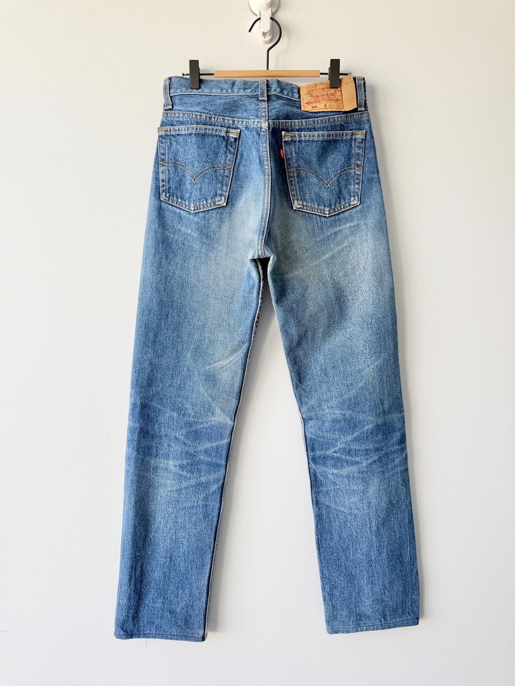 W29 L31 vintage Levis 501 28-29” measured waist dark faded denim made in USA 90s