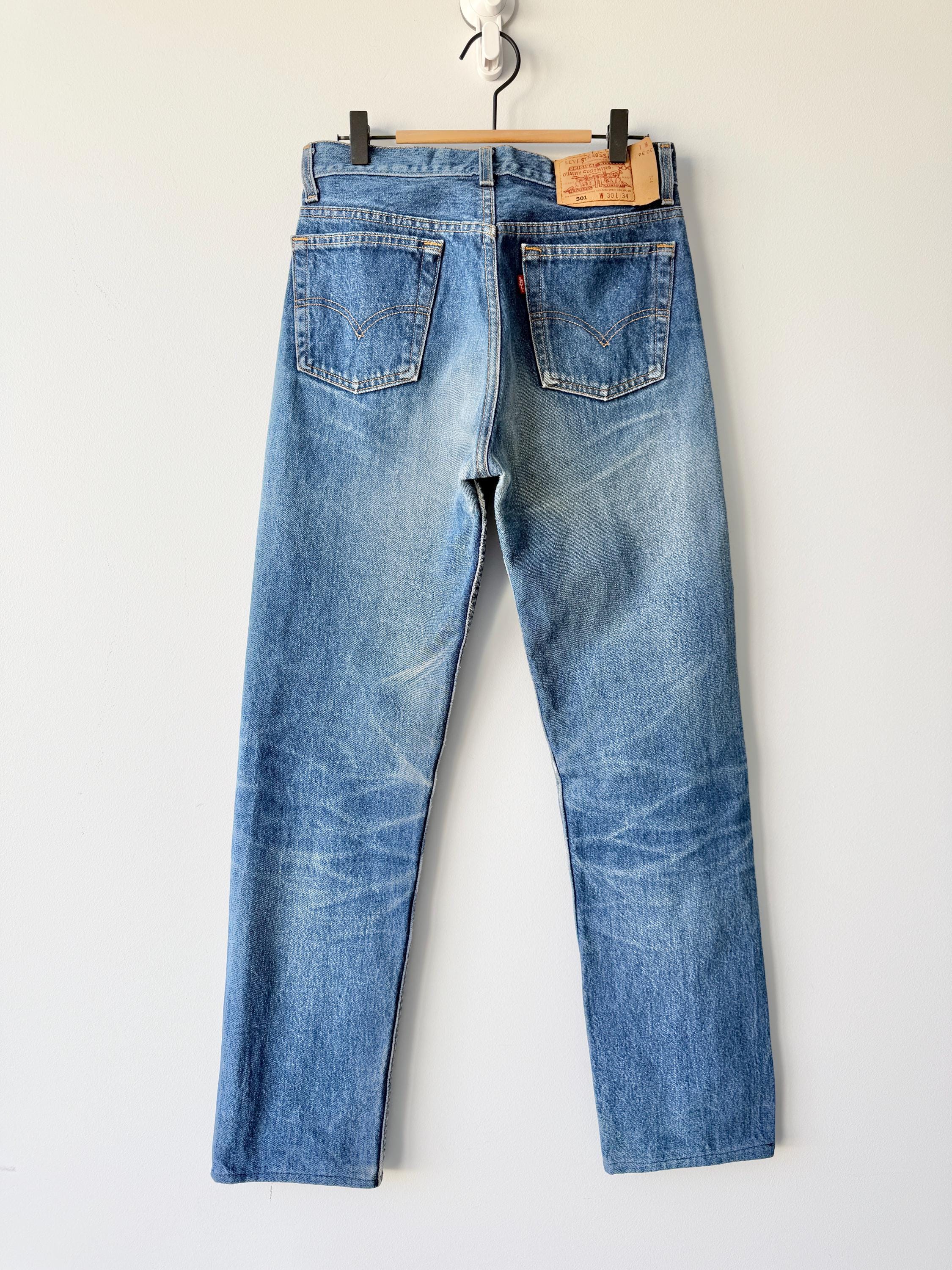 W29 L31 vintage Levis 501 28-29” measured waist dark faded denim made in USA 90s