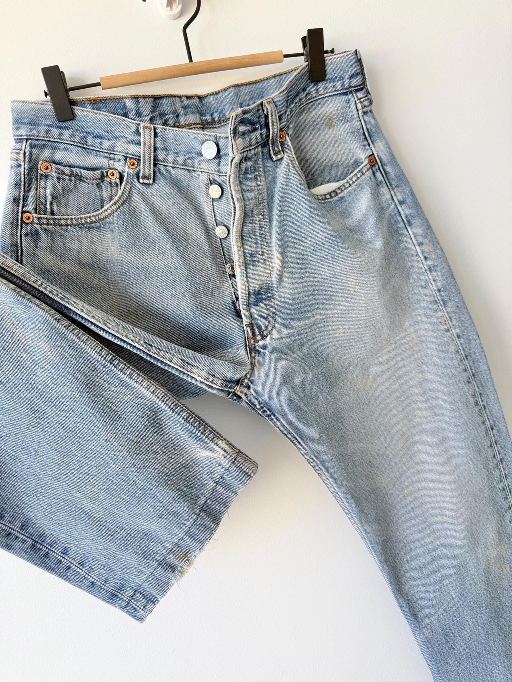 W30 L29 Levis 501 vintage 29-30” measured waist medium light blue worn out marks y2k made in Hungary wallet mark