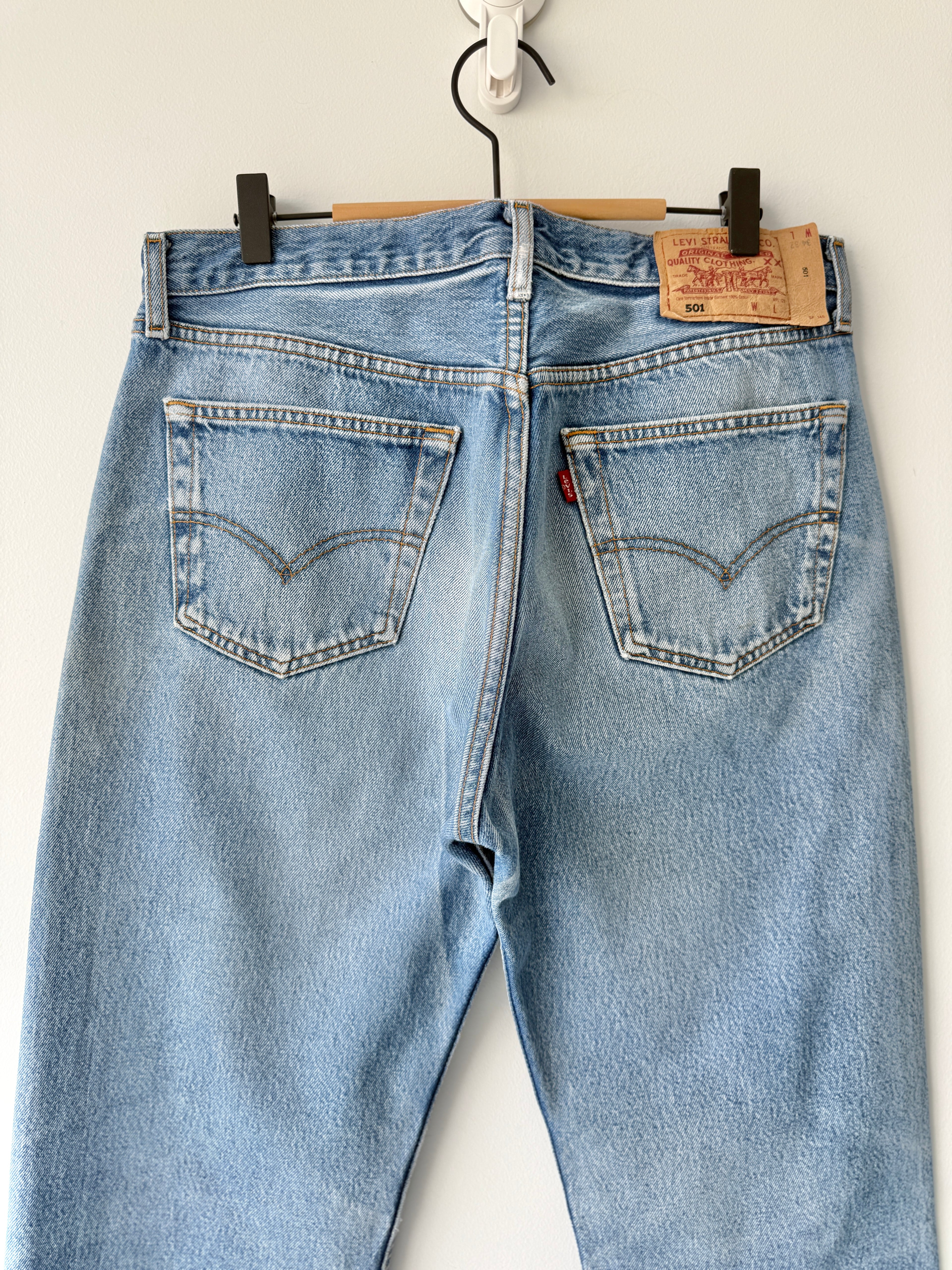 W32 L30 vintage Levis 501 31-32” measured waist faded medium blue made in y2k