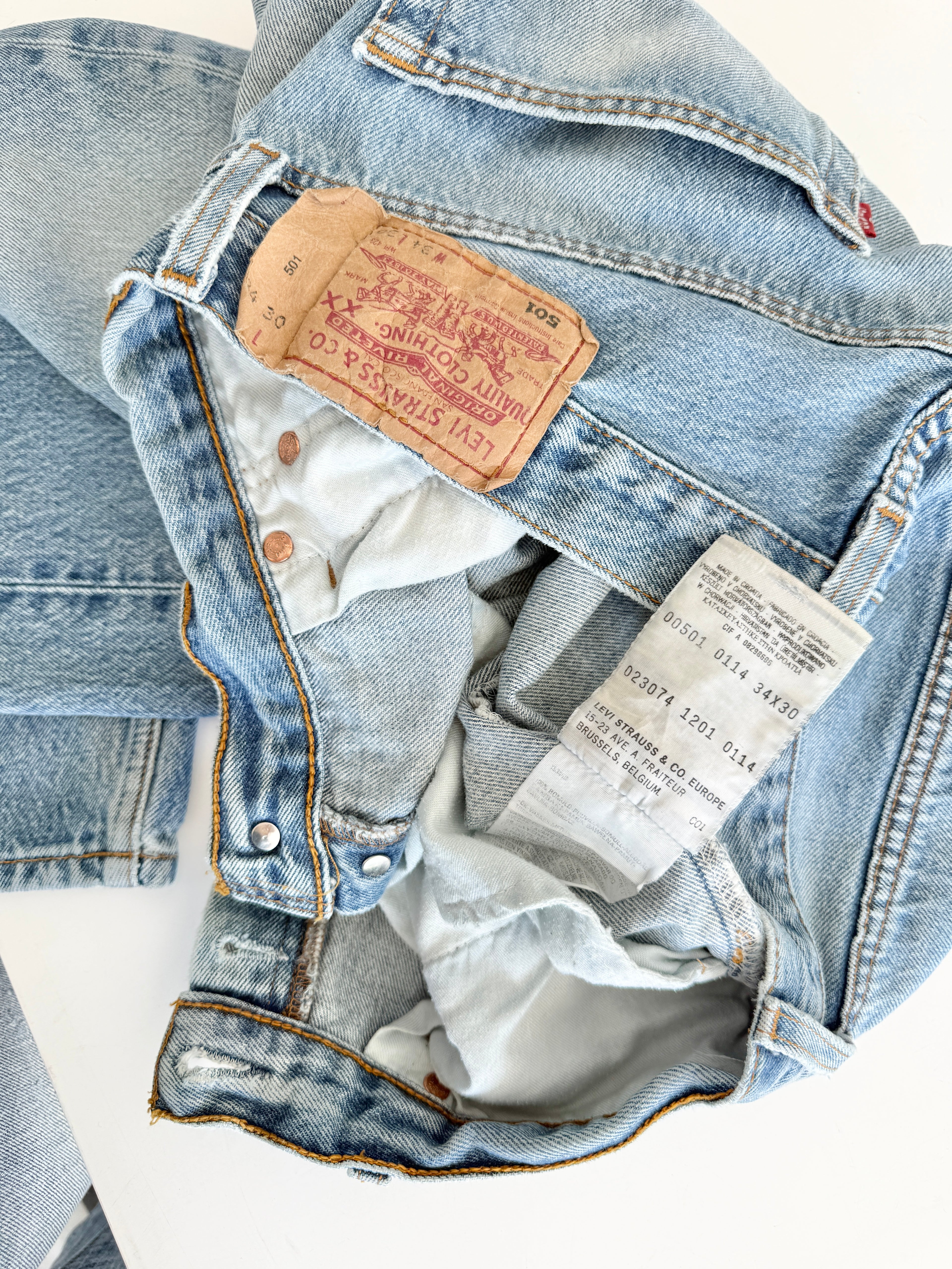 W32 L29 vintage Levis 501 31/32” measured medium blue denim Y2K Levi’s 501s wallet mark
