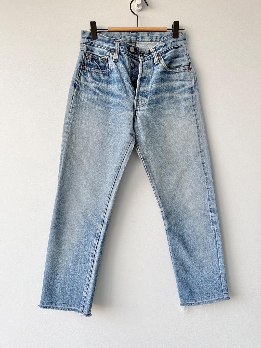 W26 L27 selvedge red line vintage Levis 501 25-26” measured waist dark raw blue faded made in USA 70s