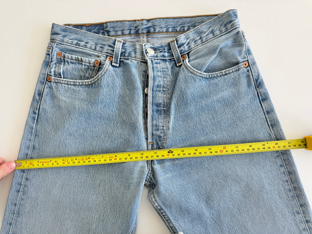 W29 L31 vintage Levis 501 27-28” light medium blue Y2K Levi’s 501s