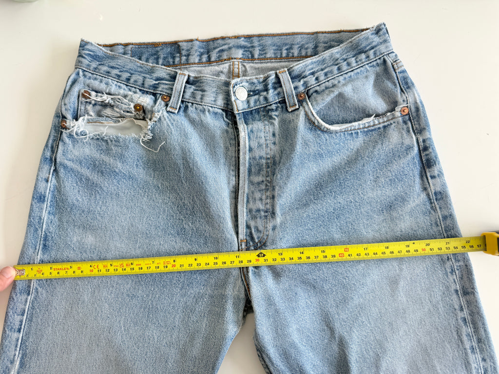 W31 L31 vintage Levis 501 30/31” measured waist light faded blue 80s 501s