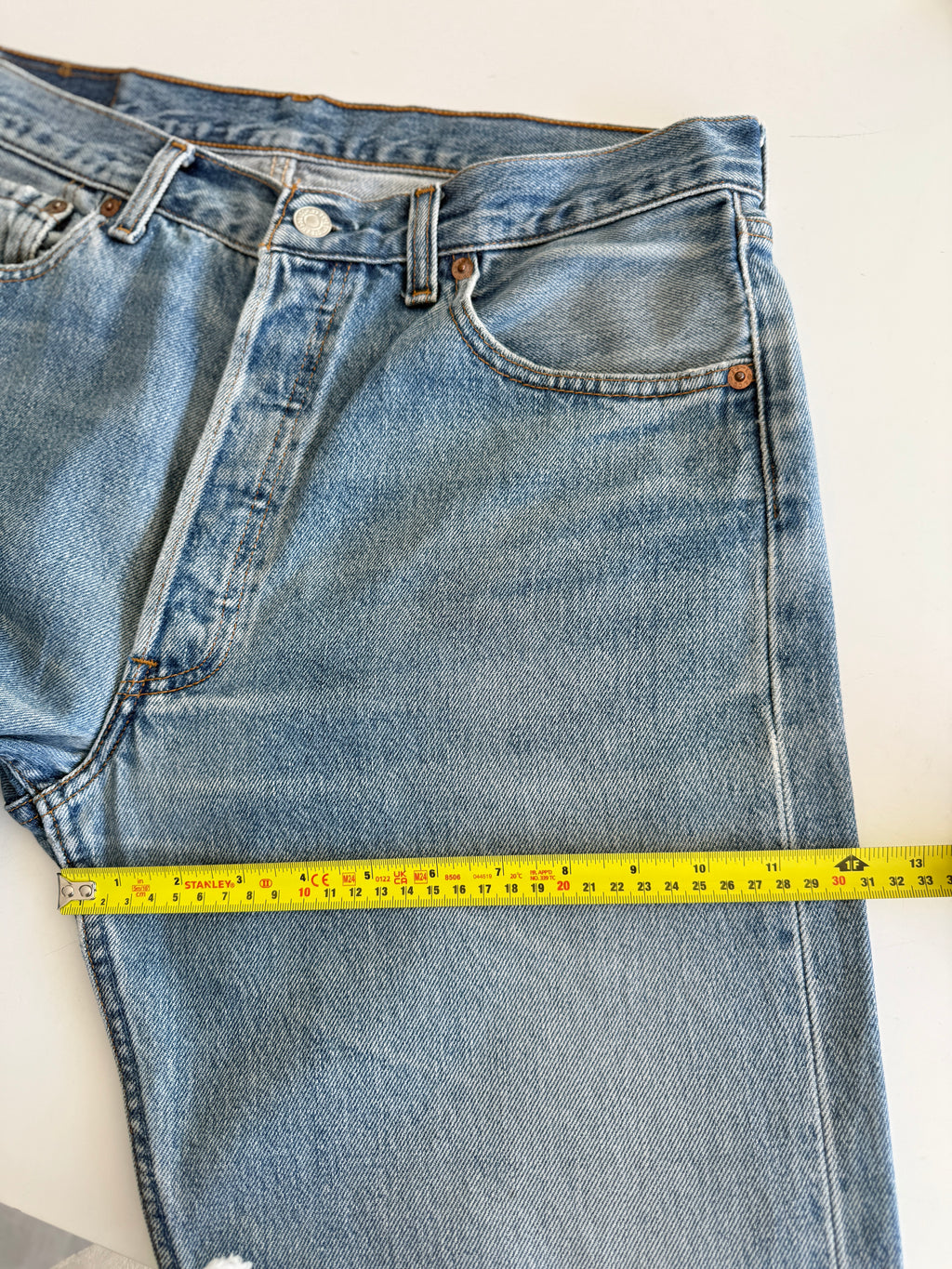 W32 L29 vintage Levis 501 31-32” measured medium faded blue 90s Levi’s 501s