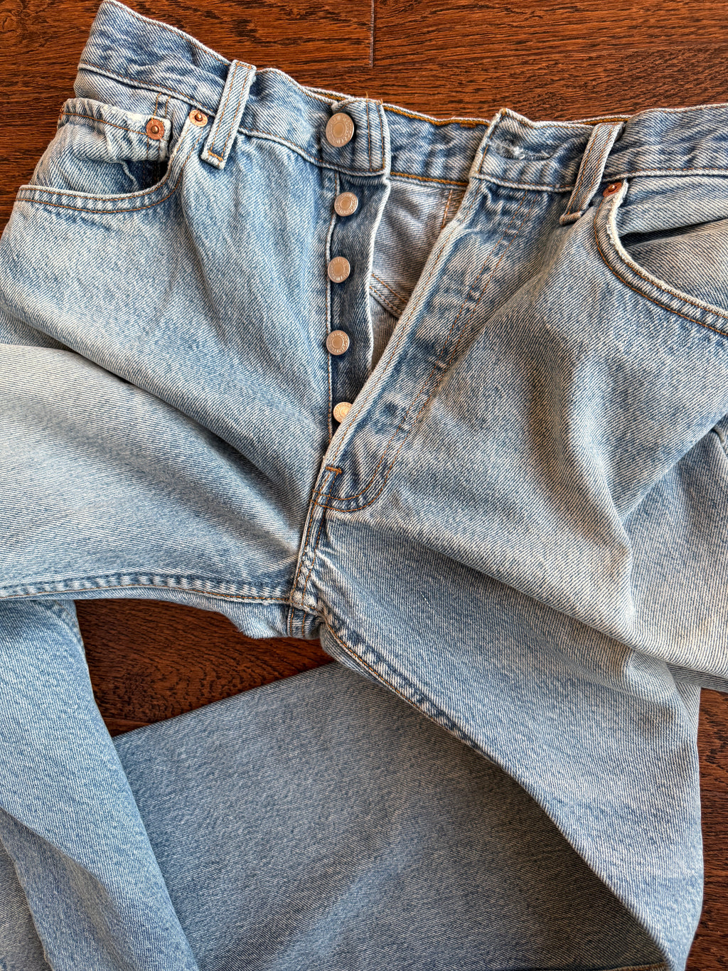 Soft W31 L29 vintage Levis 501s 31” measured medium light blue faded 90s 501s