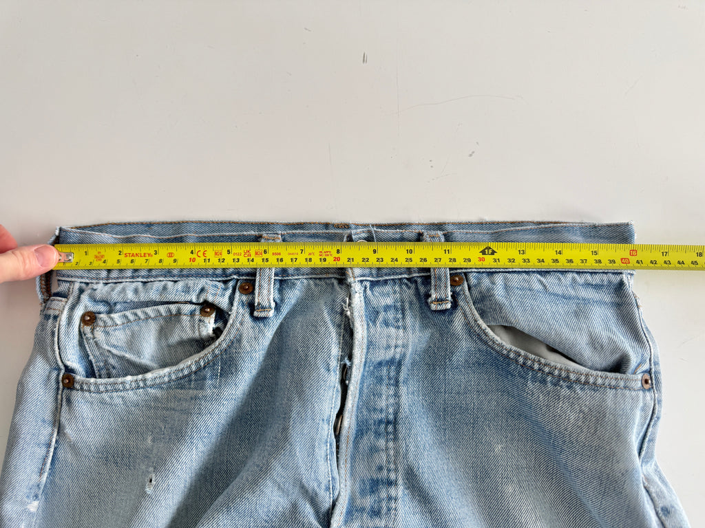 W31 L32 vintage Levis 501 30/31” measured light faded blue denim 70’s 501s USA button 6