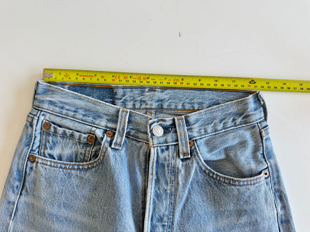 W25 L32 vintage Levis 501 medium light blue 24/25” measured waist 501s USA 90s for women tag