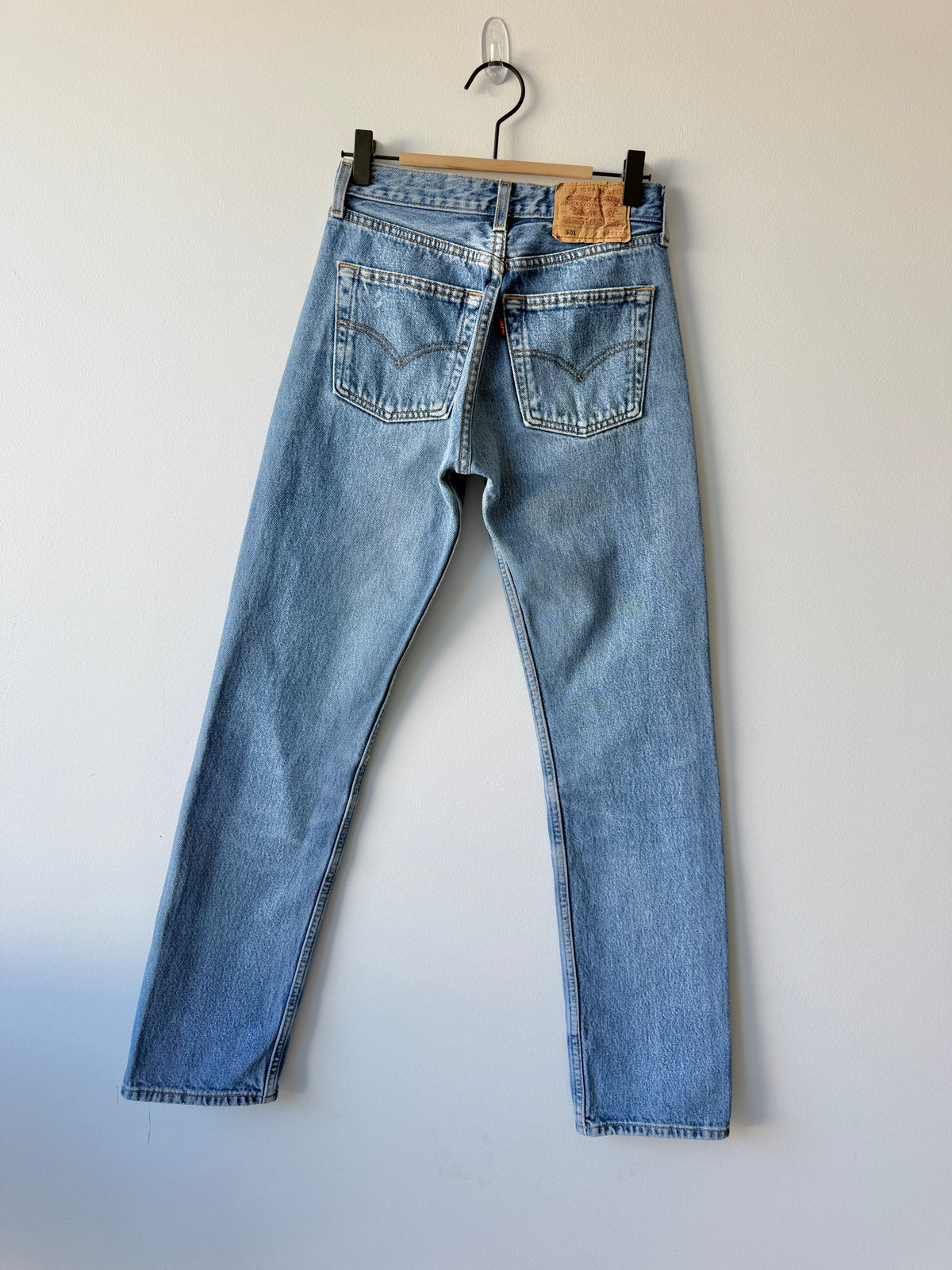 W25 L31 vintage Levis 501 medium blue 24/25” measured waist 501s 90s