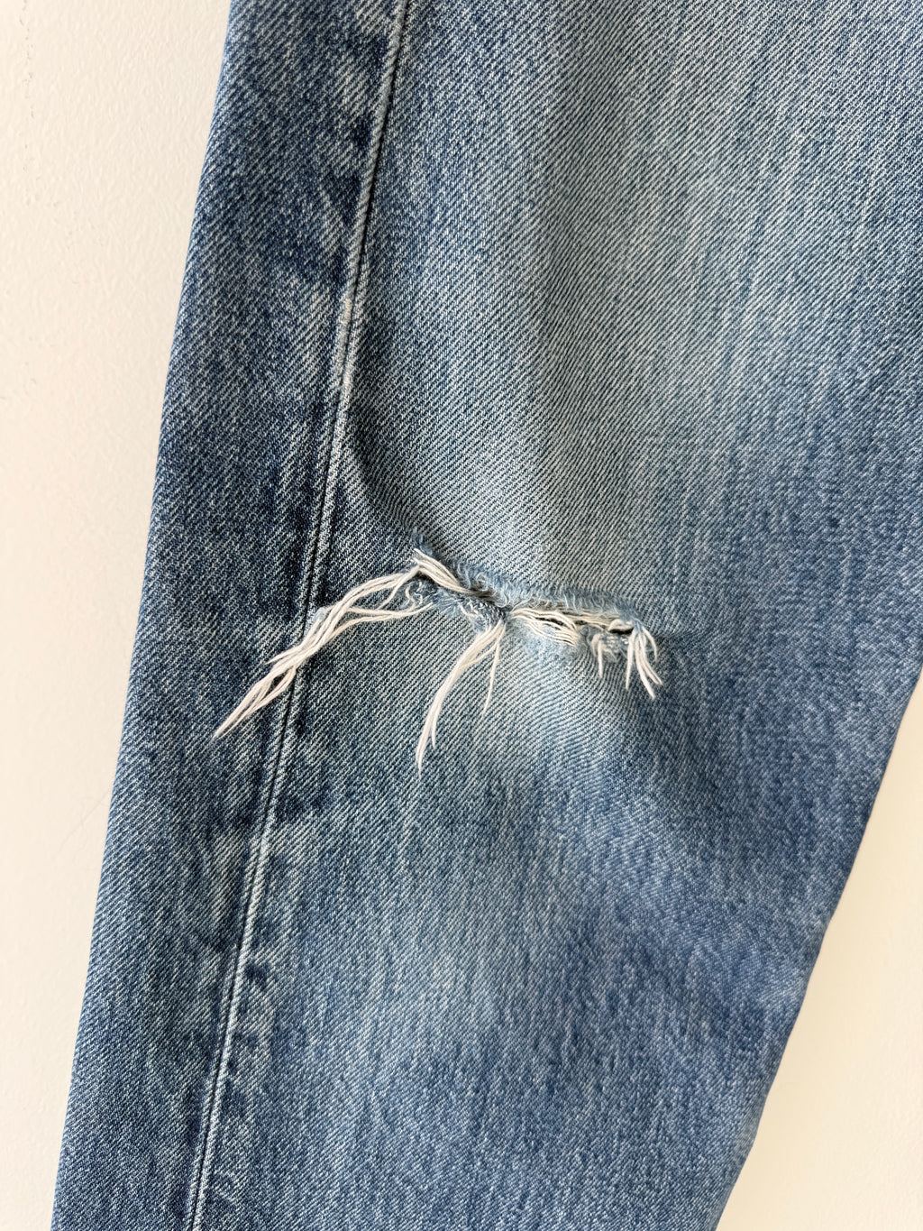 Soft W28 L31 vintage Levis 501 27/28” measured waist faded dark blue 501s 90s denim