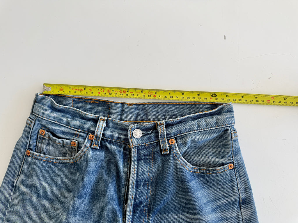 W27 L29 vintage Levis 501 26/27” measured medium faded blue denim 90’s 501s