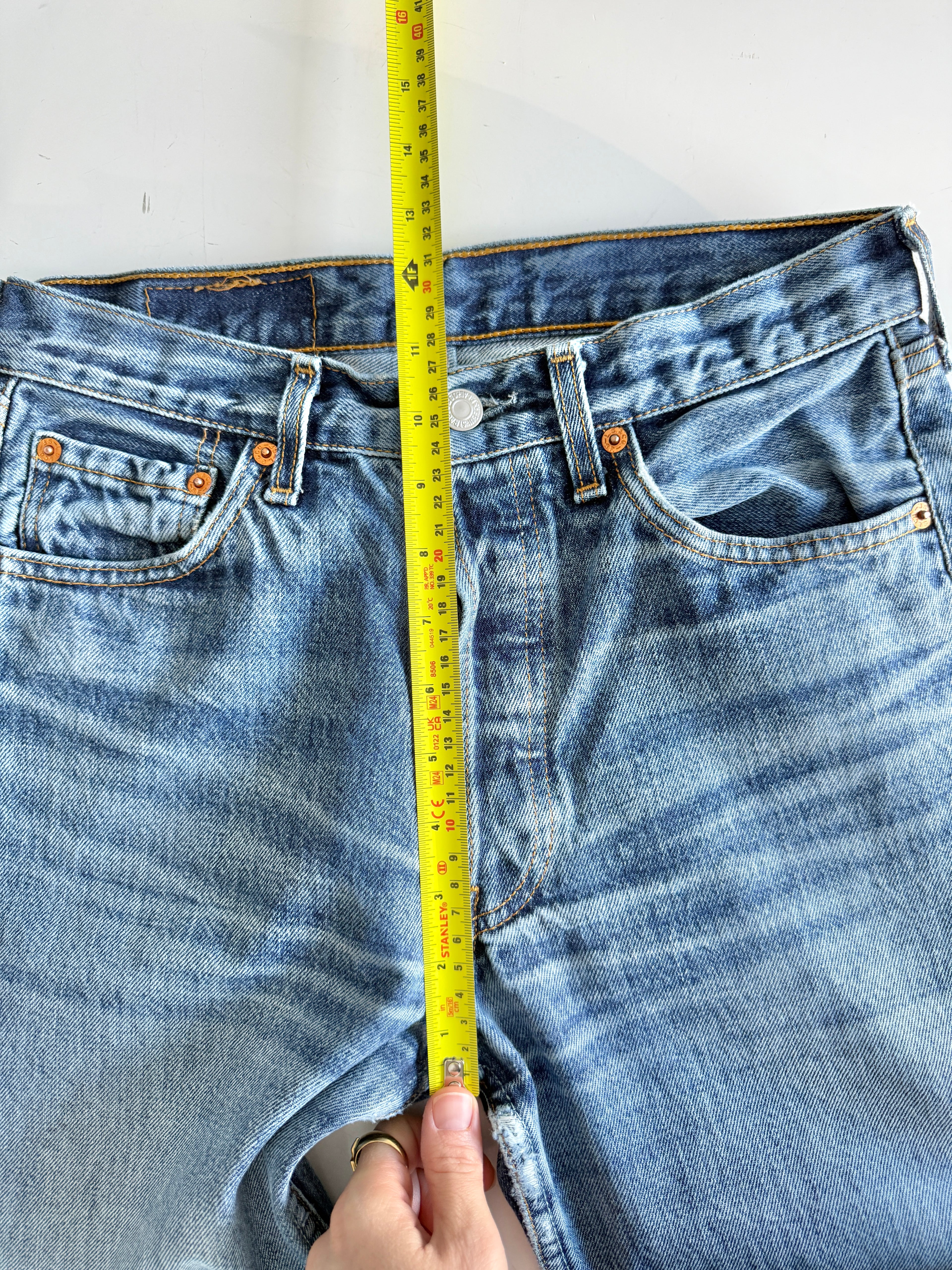 W27 L33 vintage Levis 501 27” measured medium blue denim 90s 501s