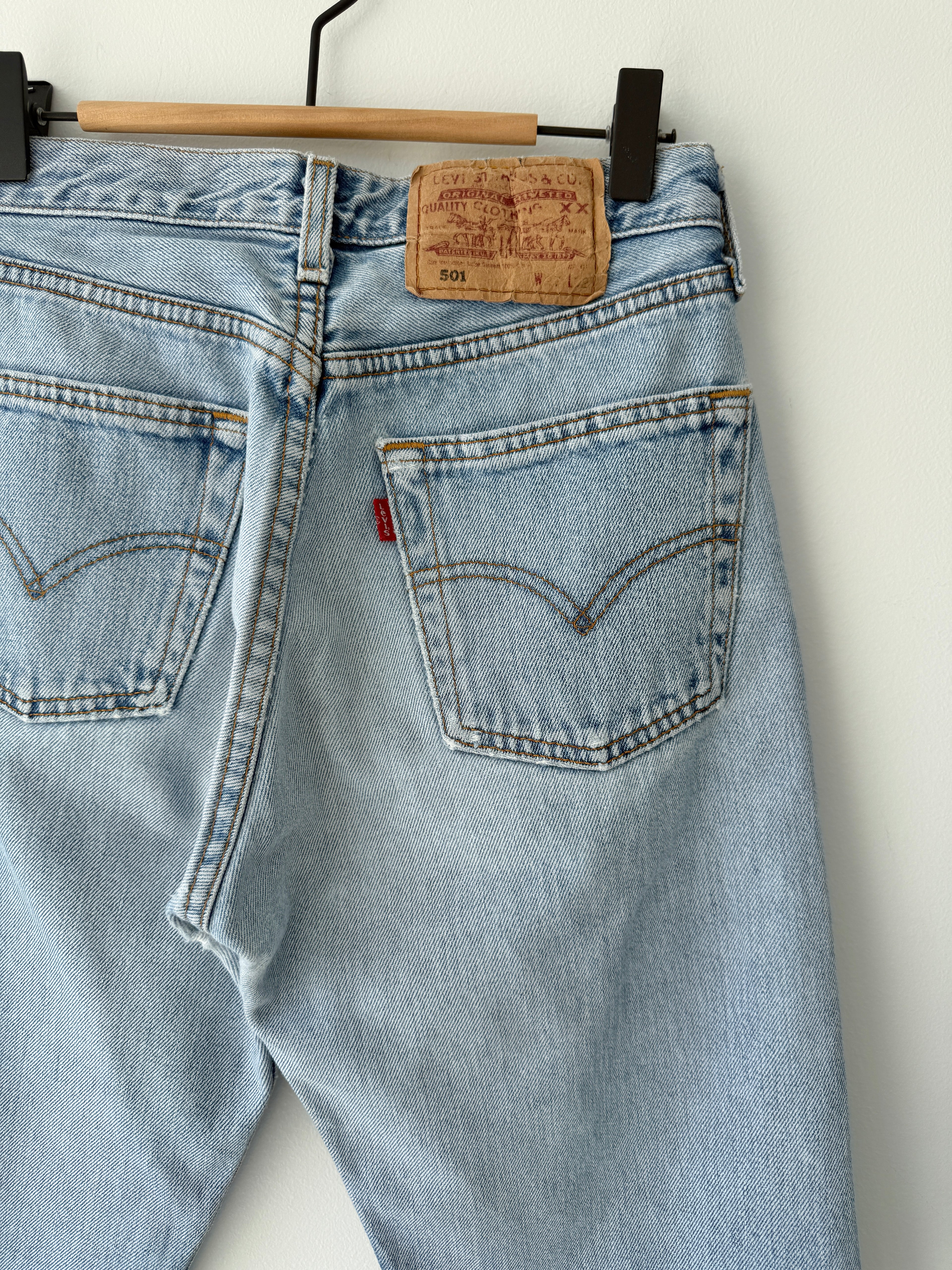 Soft W25 L31 vintage Levis 501 25” measured waist light blue 501s made in 90s