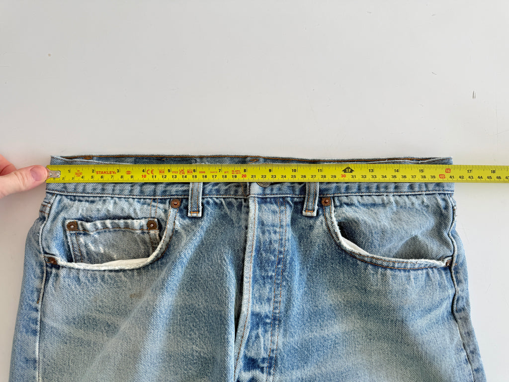 W32 L33 vintage Levis 501 31/32” measured medium faded blue denim 80s Levi’s 501s USA