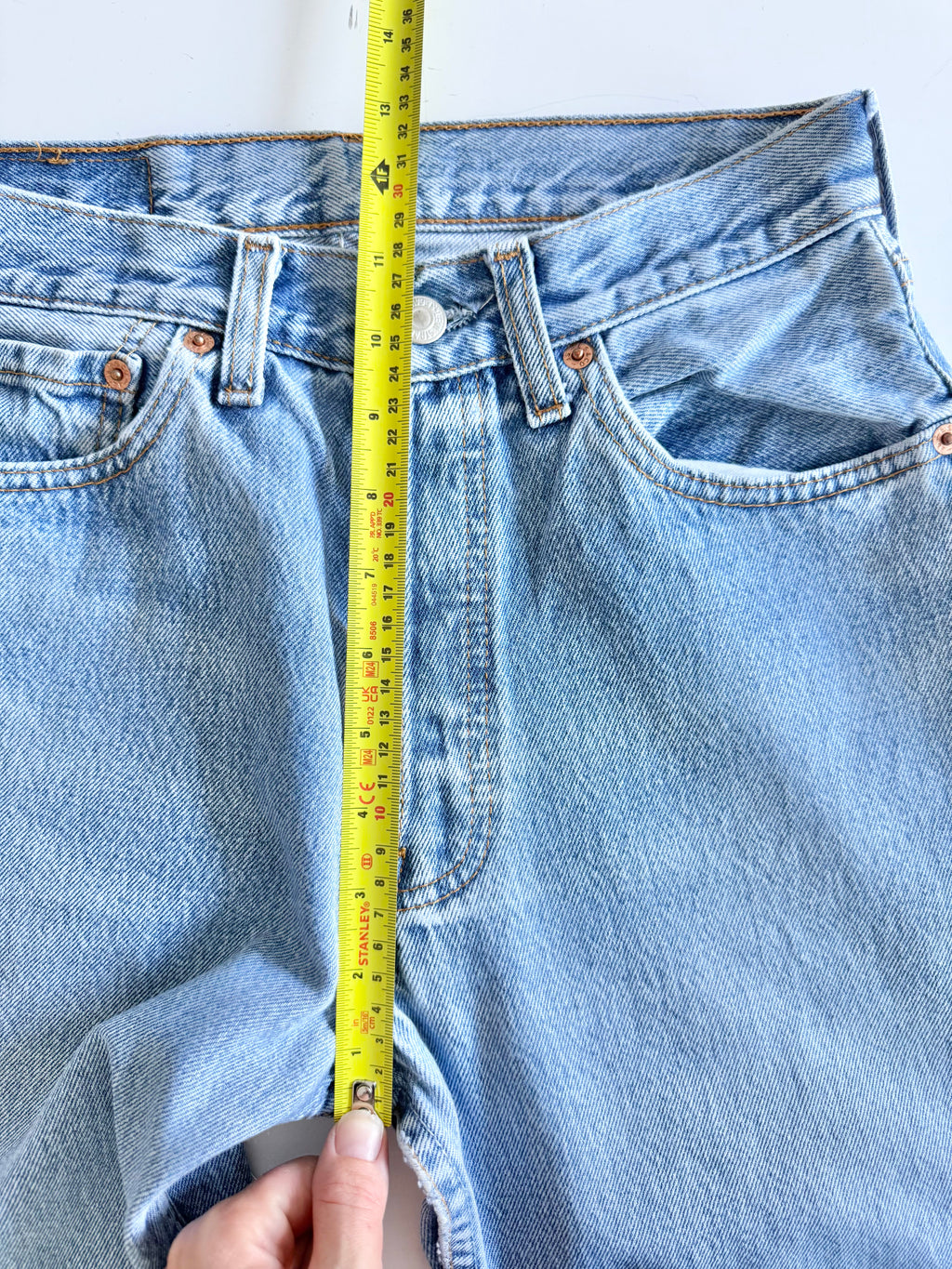 W25 L28 vintage Levis 501 medium blue faded 25” measured waist 90s levis 501s