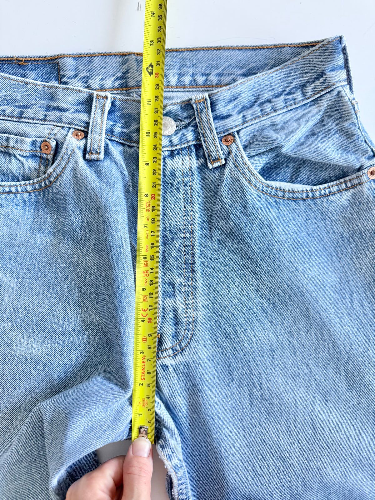 W25 L28 vintage Levis 501 medium blue faded 25” measured waist 90s levis 501s