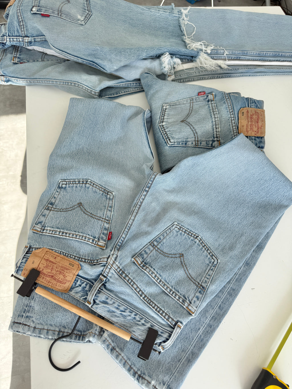 W25 L31 vintage Levis 501 24/25” measured waist light blue 90s 501s