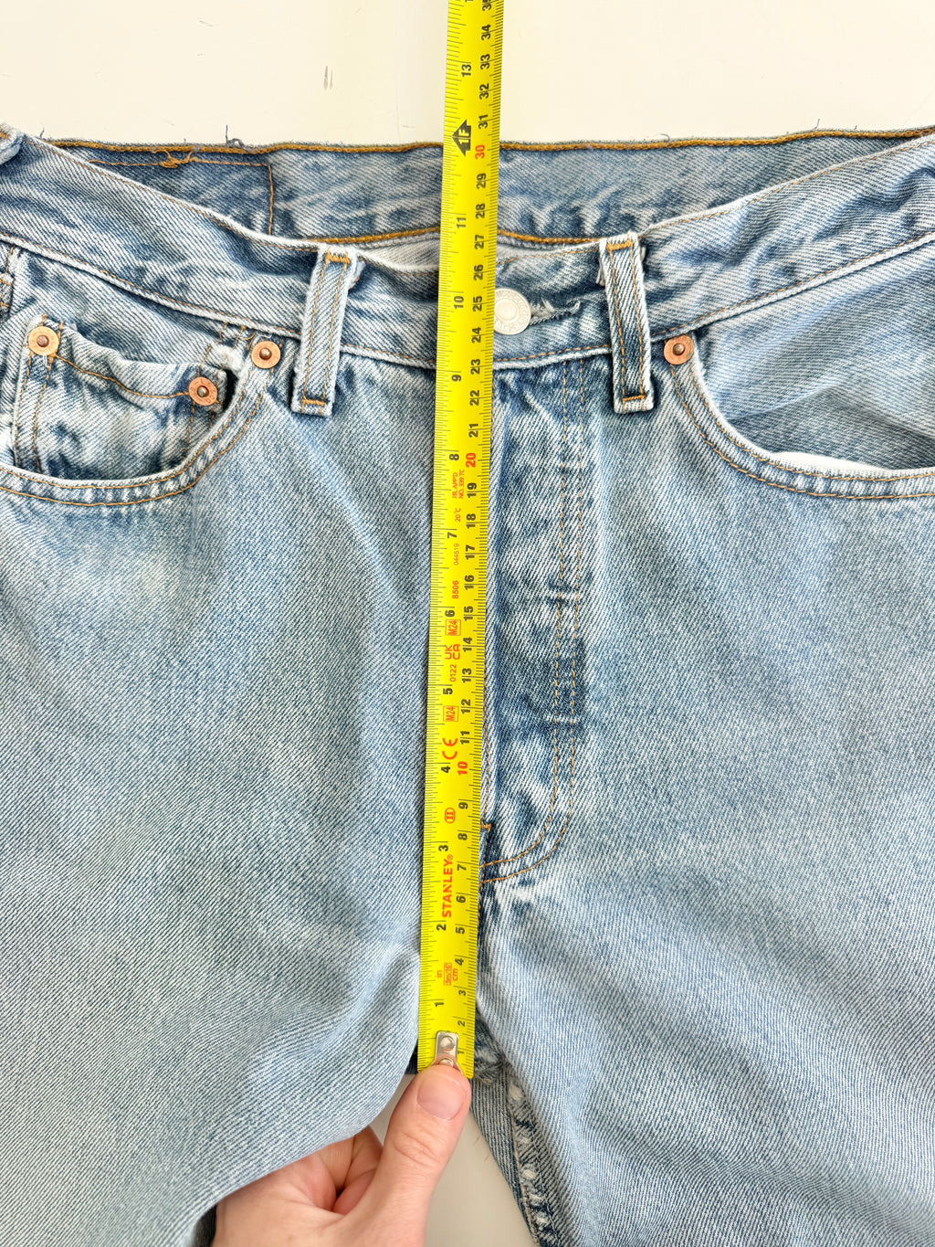 W25 L30 vintage Levis 501 25” light medium blue Levi’s 501s