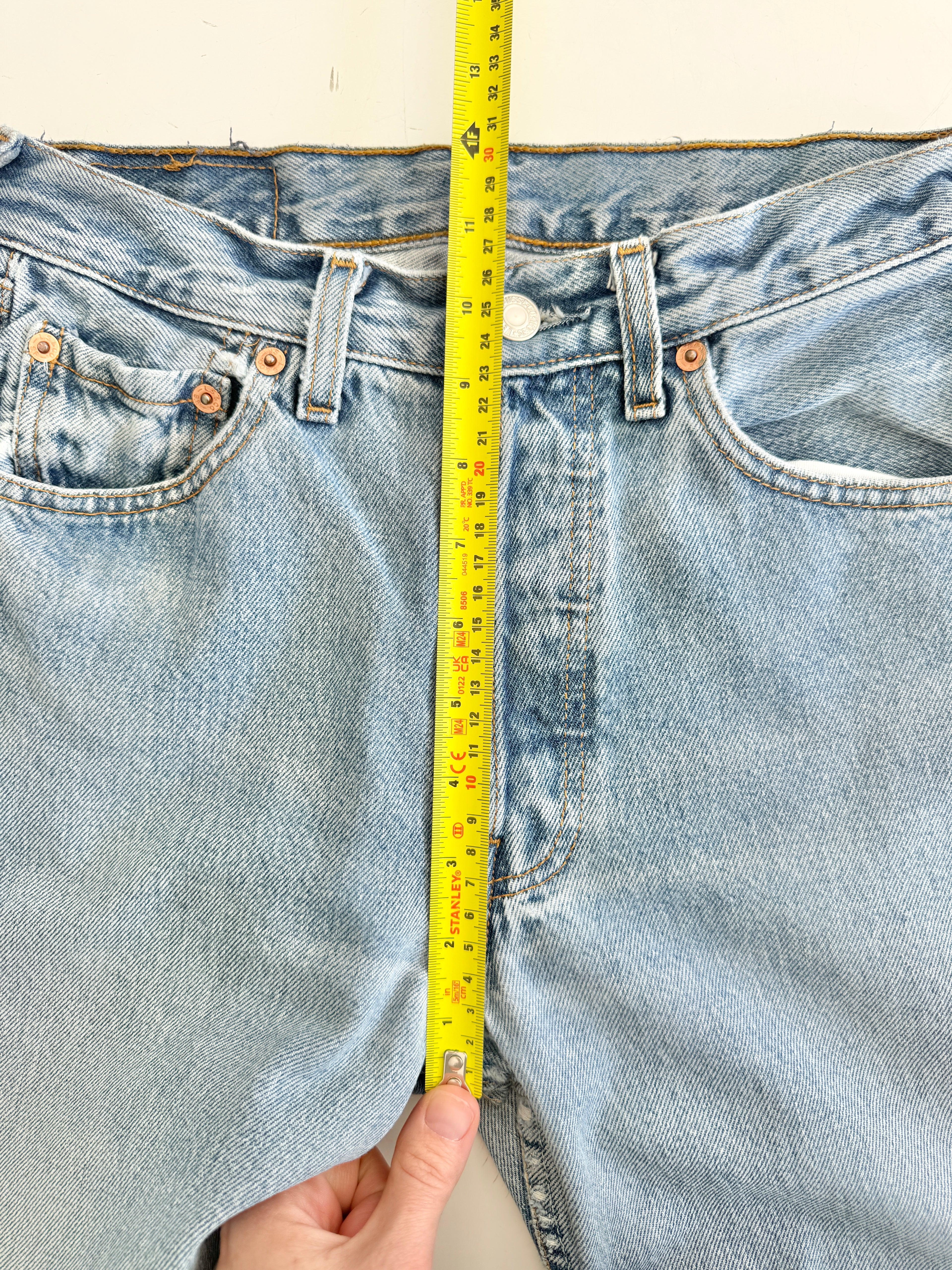 W25 L30 vintage Levis 501 25” light medium blue Levi’s 501s