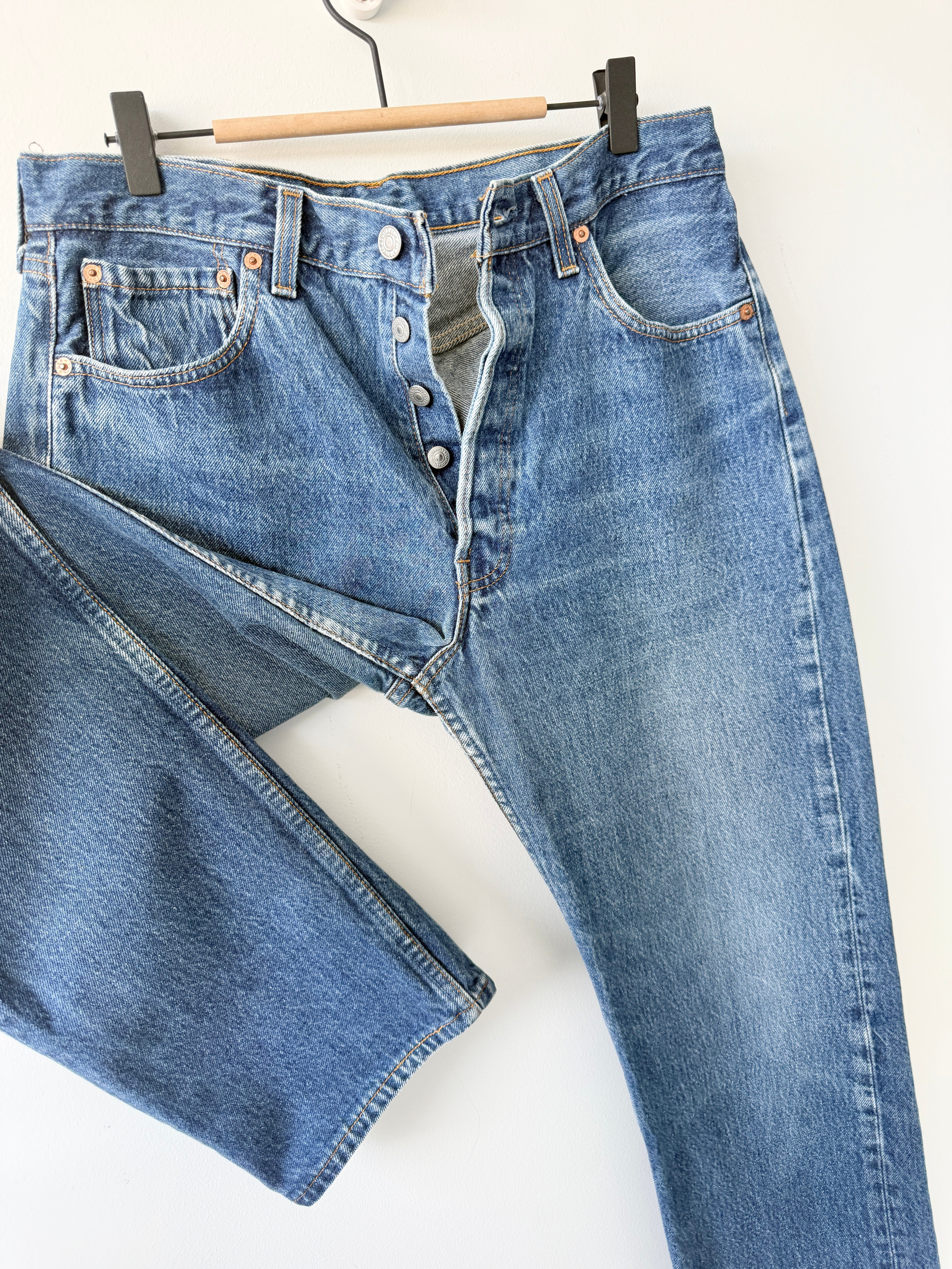 W31 L31 vintage Levis 501 30-31”measured dark faded blue 90s USA 501s