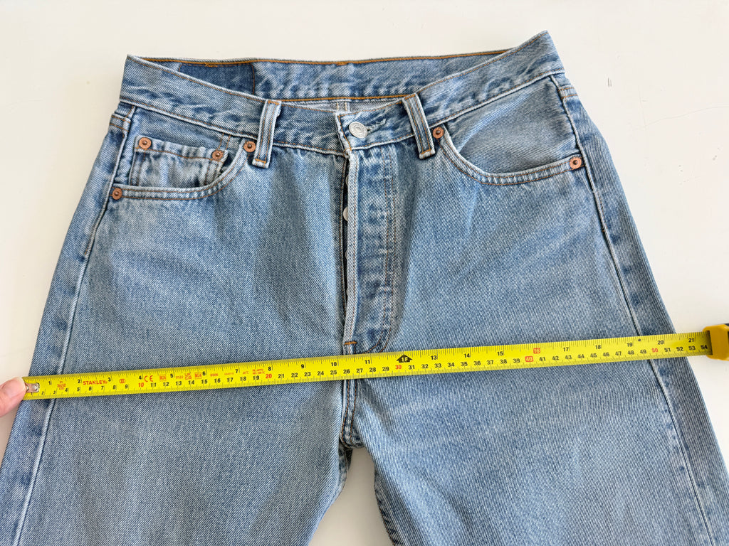 W28 L31 vintage Levis 501 27/28” measured waist medium blue 90s USA  501s